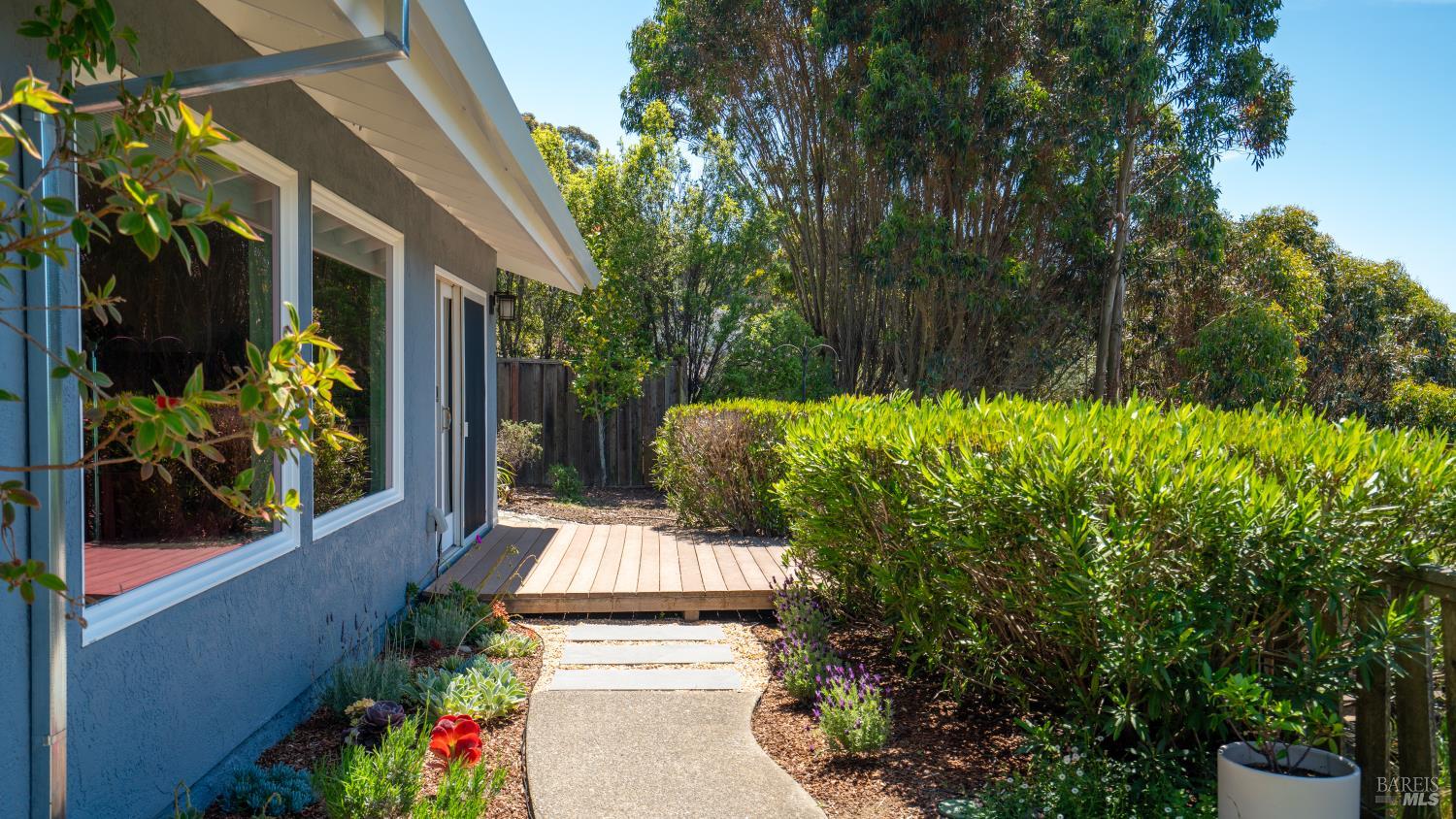 Detail Gallery Image 26 of 39 For 9 Endeavor Cv, Corte Madera,  CA 94925 - 3 Beds | 2/1 Baths