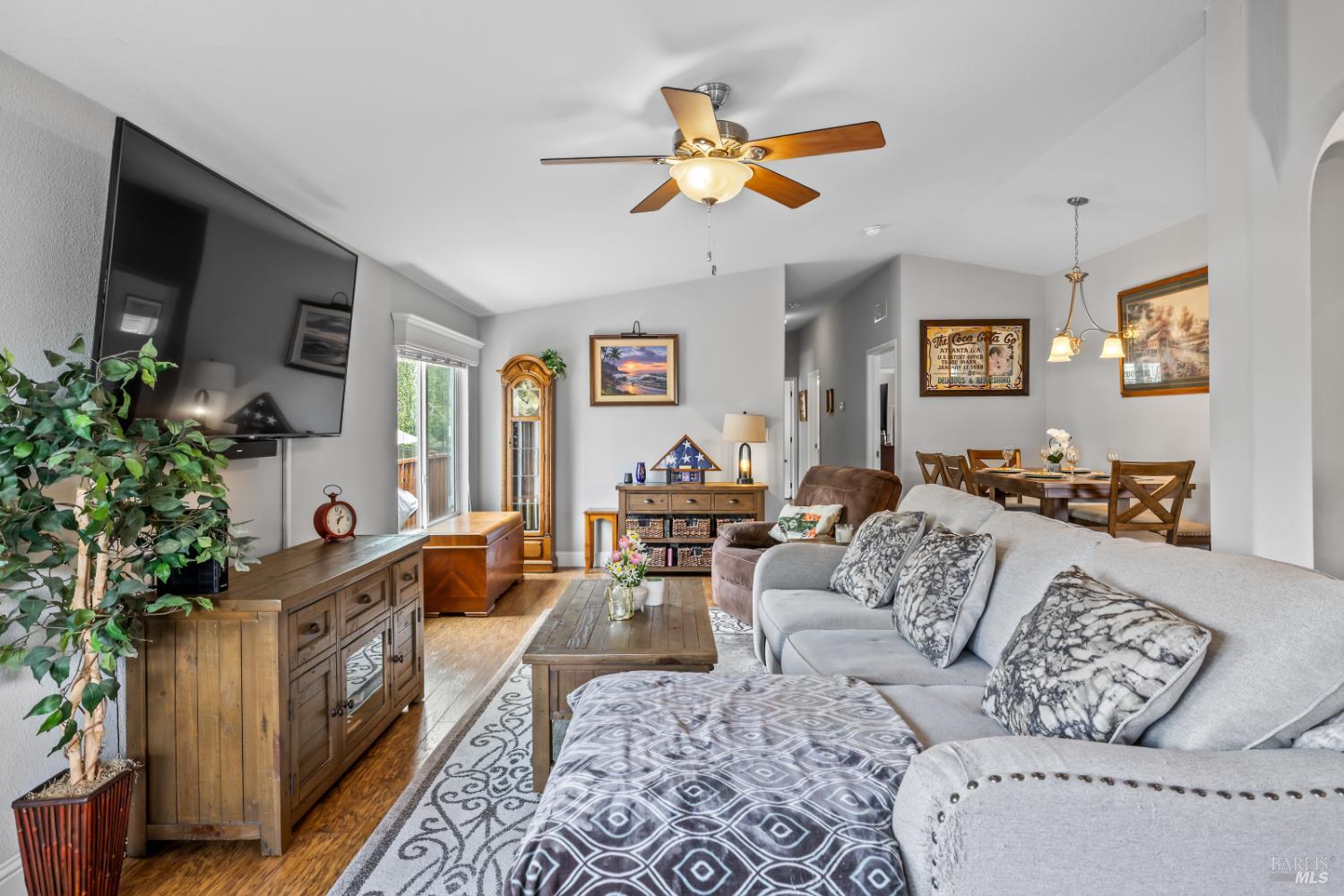 Detail Gallery Image 10 of 51 For 25 Walnut Cir, Rohnert Park,  CA 94928 - 3 Beds | 2 Baths