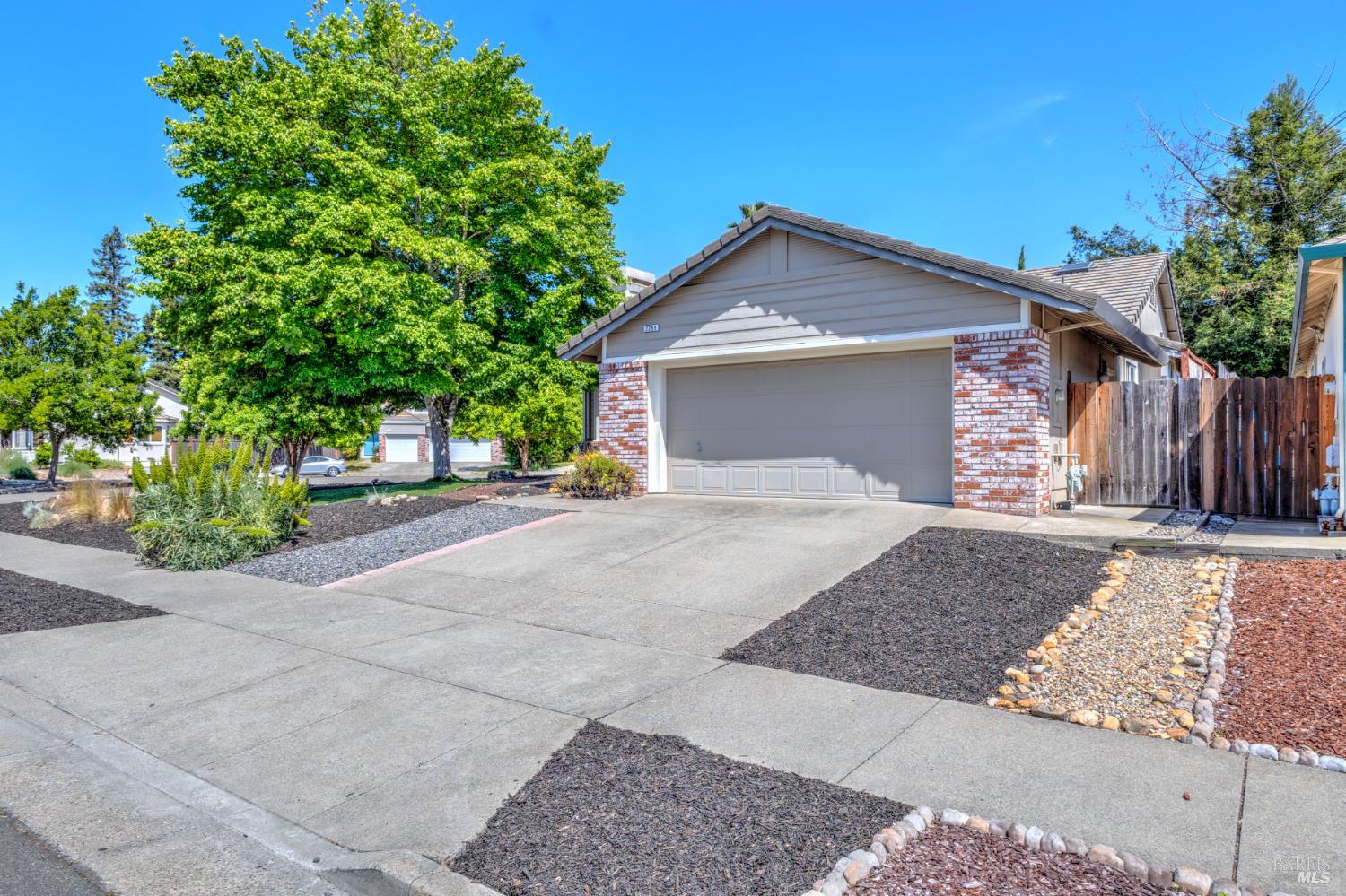 Detail Gallery Image 5 of 40 For 2269 Dancing Penny Way, Santa Rosa,  CA 95403 - 3 Beds | 2 Baths