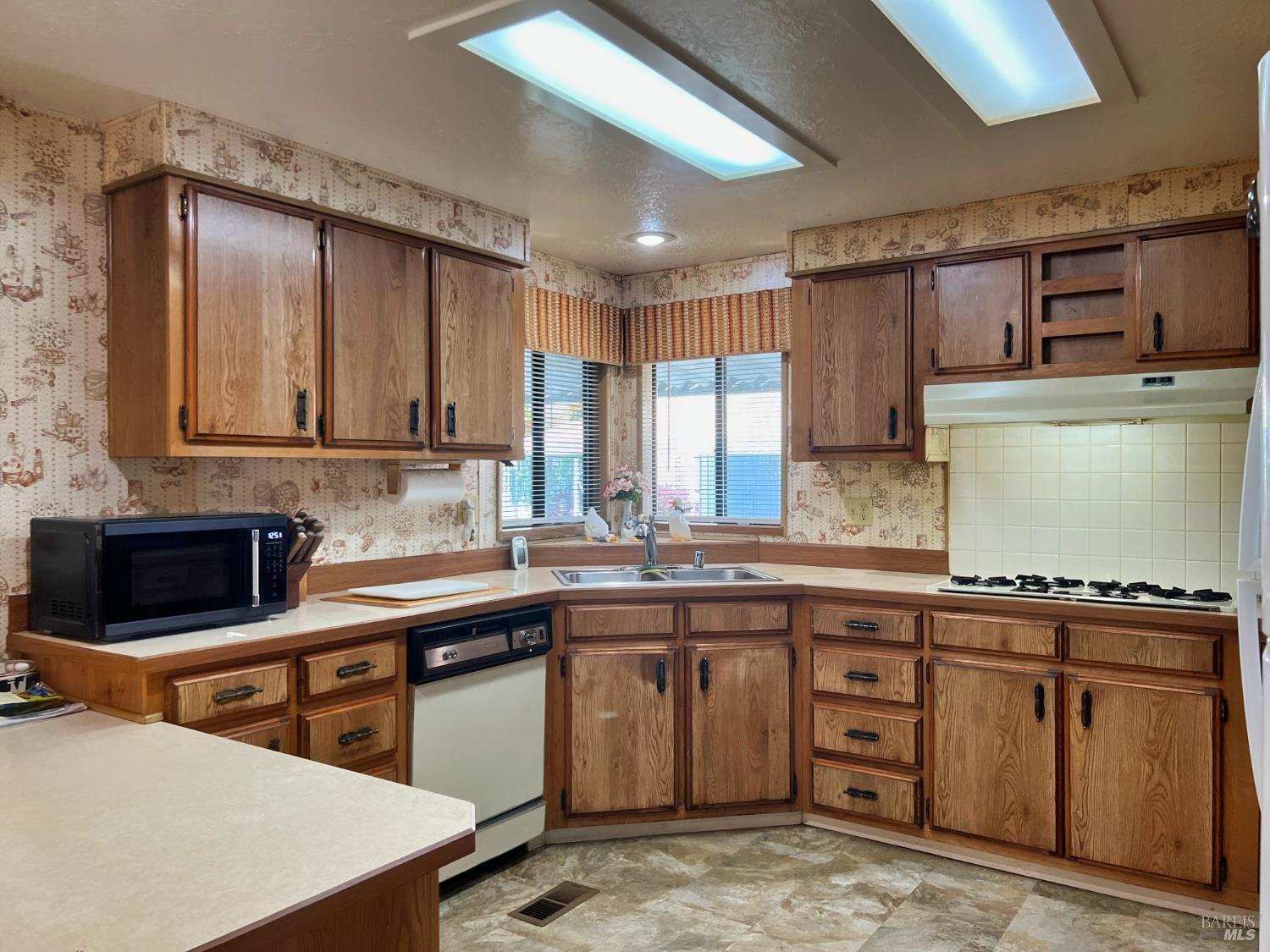 Detail Gallery Image 6 of 28 For 24 Blanco Pl, Ukiah,  CA 95482 - 2 Beds | 2 Baths