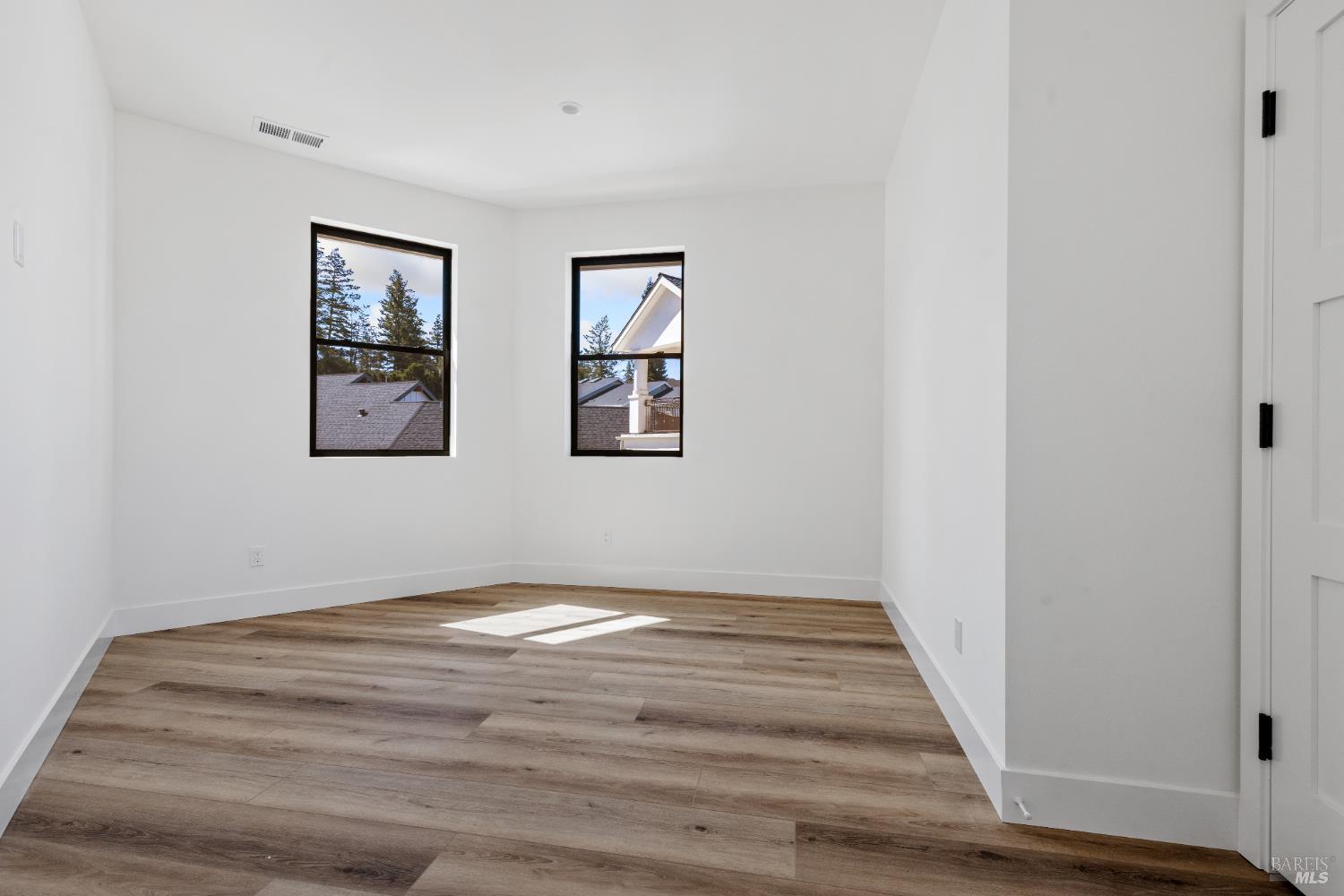 Detail Gallery Image 25 of 33 For 2012 Eagle Ct, Santa Rosa,  CA 95403 - 5 Beds | 4/1 Baths