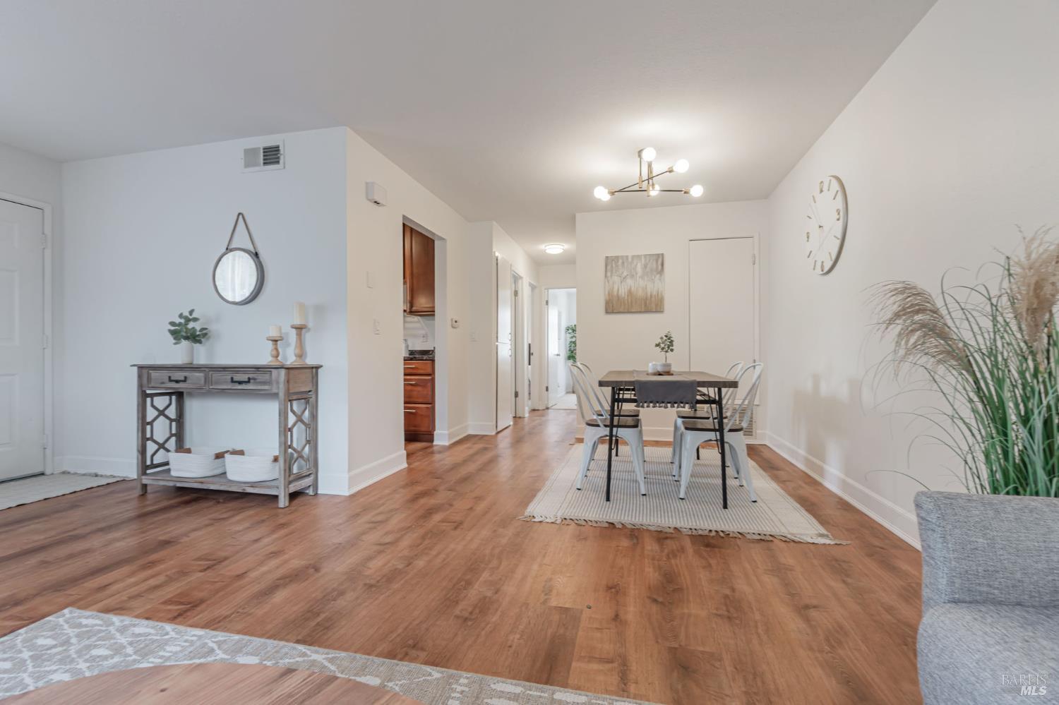 Detail Gallery Image 12 of 31 For 64 Los Padres Cir, Novato,  CA 94947 - 2 Beds | 1 Baths
