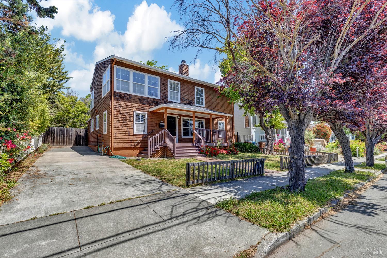 Detail Gallery Image 2 of 45 For 845 W K St, Benicia,  CA 94510 - 3 Beds | 2 Baths