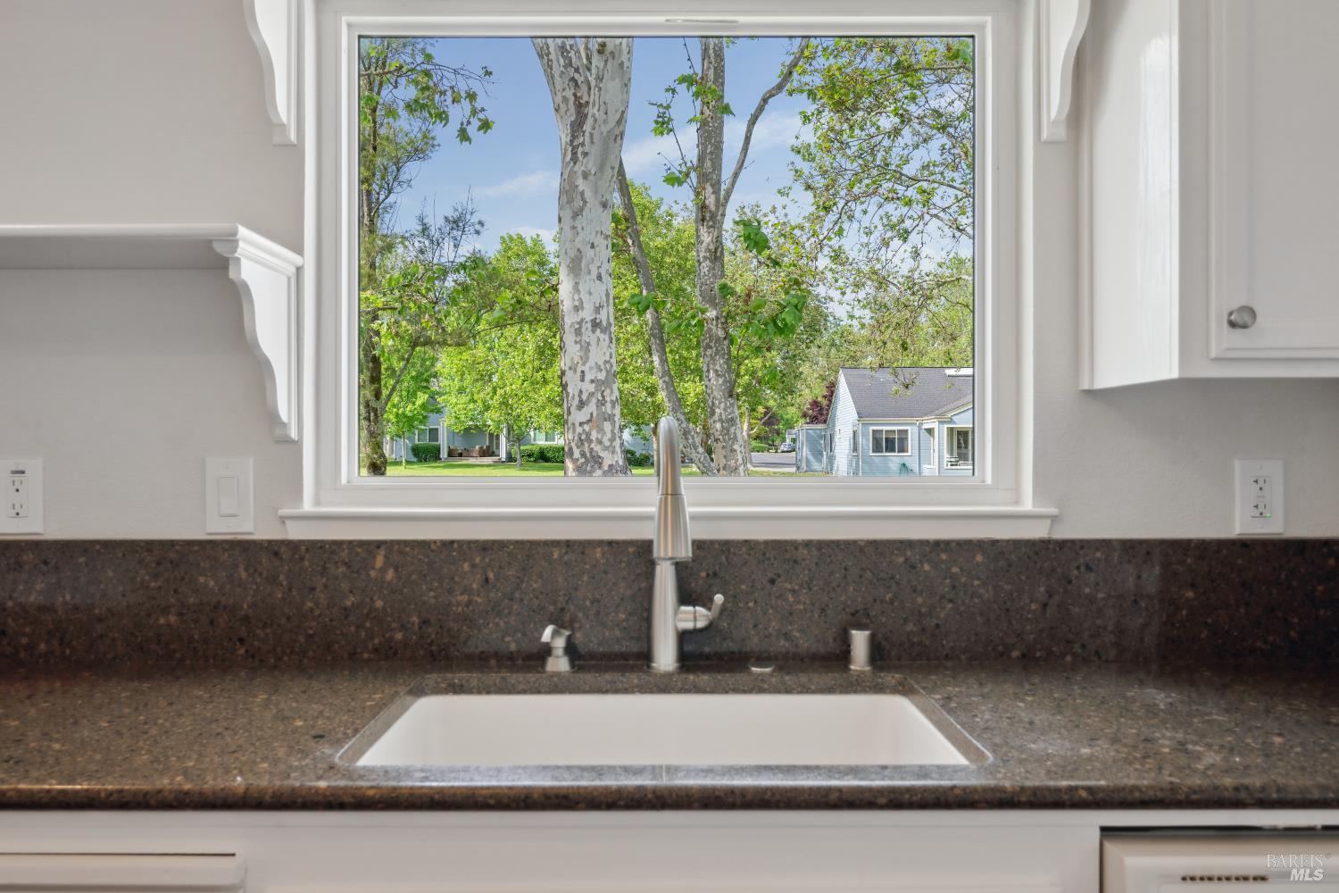 Detail Gallery Image 9 of 31 For 9522 Lakewood Dr, Windsor,  CA 95492 - 2 Beds | 2 Baths