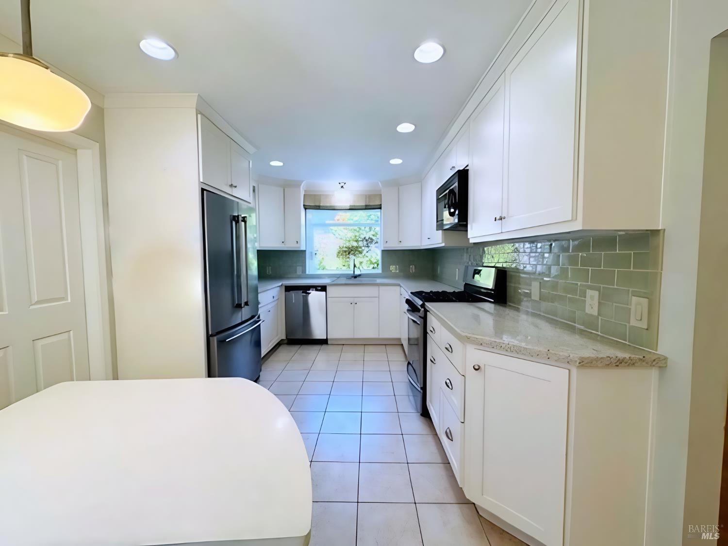 Detail Gallery Image 7 of 32 For 6 Kazen Way, Petaluma,  CA 94952 - 3 Beds | 2 Baths