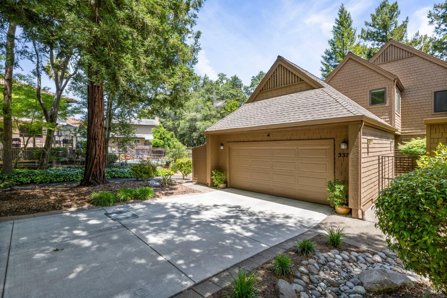 Detail Gallery Image 3 of 36 For 3376 Parker Hill Rd, Santa Rosa,  CA 95404 - 3 Beds | 3 Baths