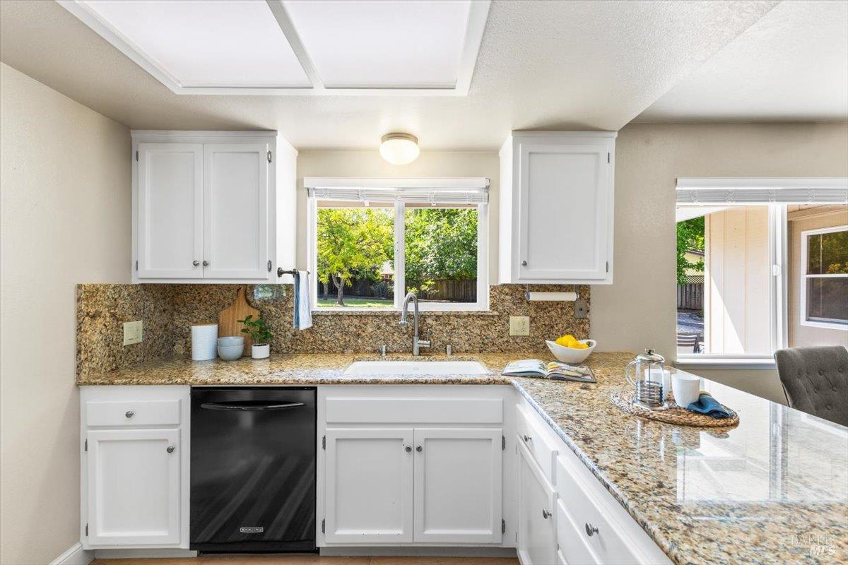 Detail Gallery Image 16 of 52 For 160 Moll Dr, Windsor,  CA 95492 - 3 Beds | 2 Baths
