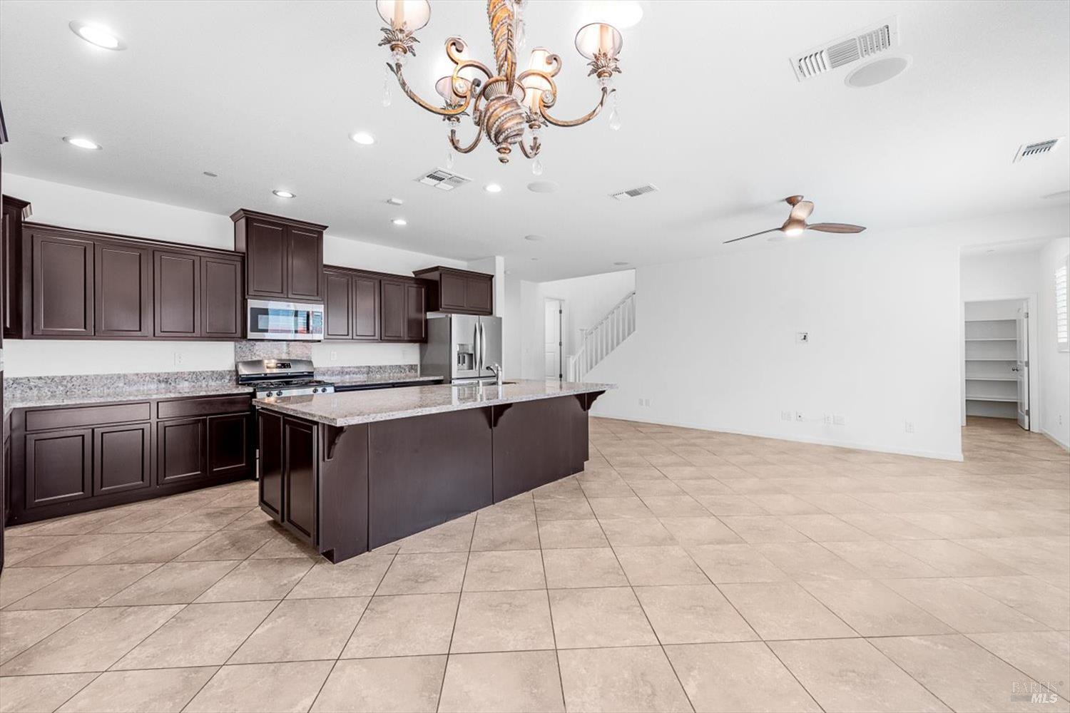 Detail Gallery Image 11 of 46 For 618 Sweet Pea St, Vacaville,  CA 95687 - 4 Beds | 3/1 Baths