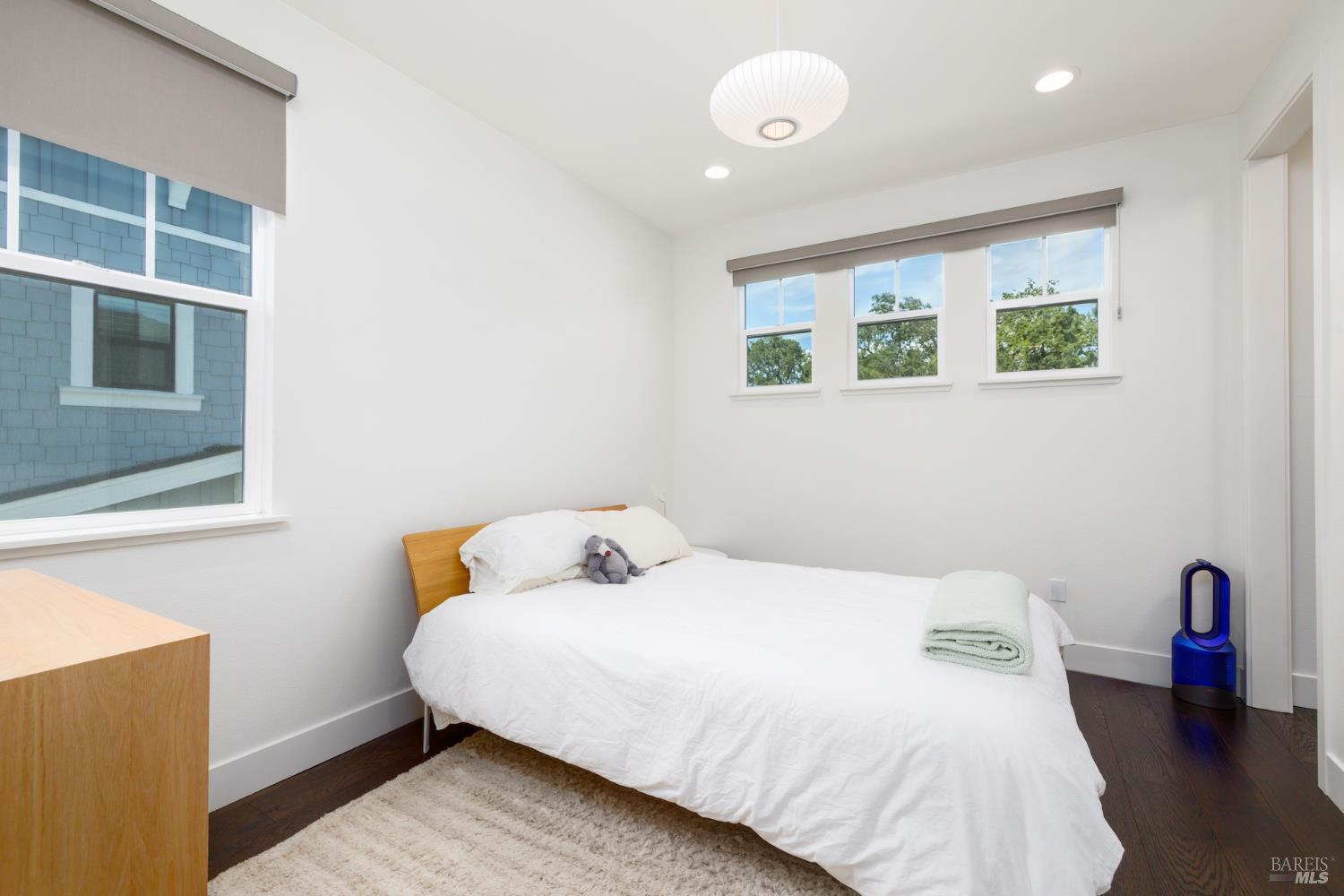 Detail Gallery Image 14 of 32 For 103 Chiquita Rd, Healdsburg,  CA 95448 - 3 Beds | 2/1 Baths