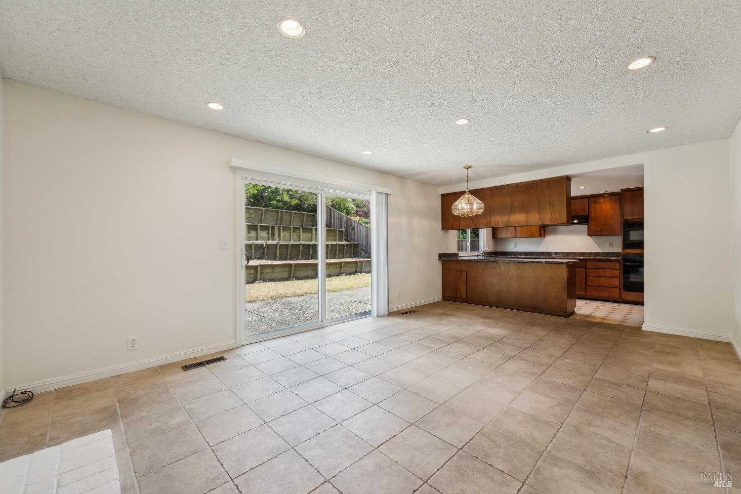 Detail Gallery Image 11 of 45 For 543 Sandy Way, Benicia,  CA 94510 - 4 Beds | 3 Baths