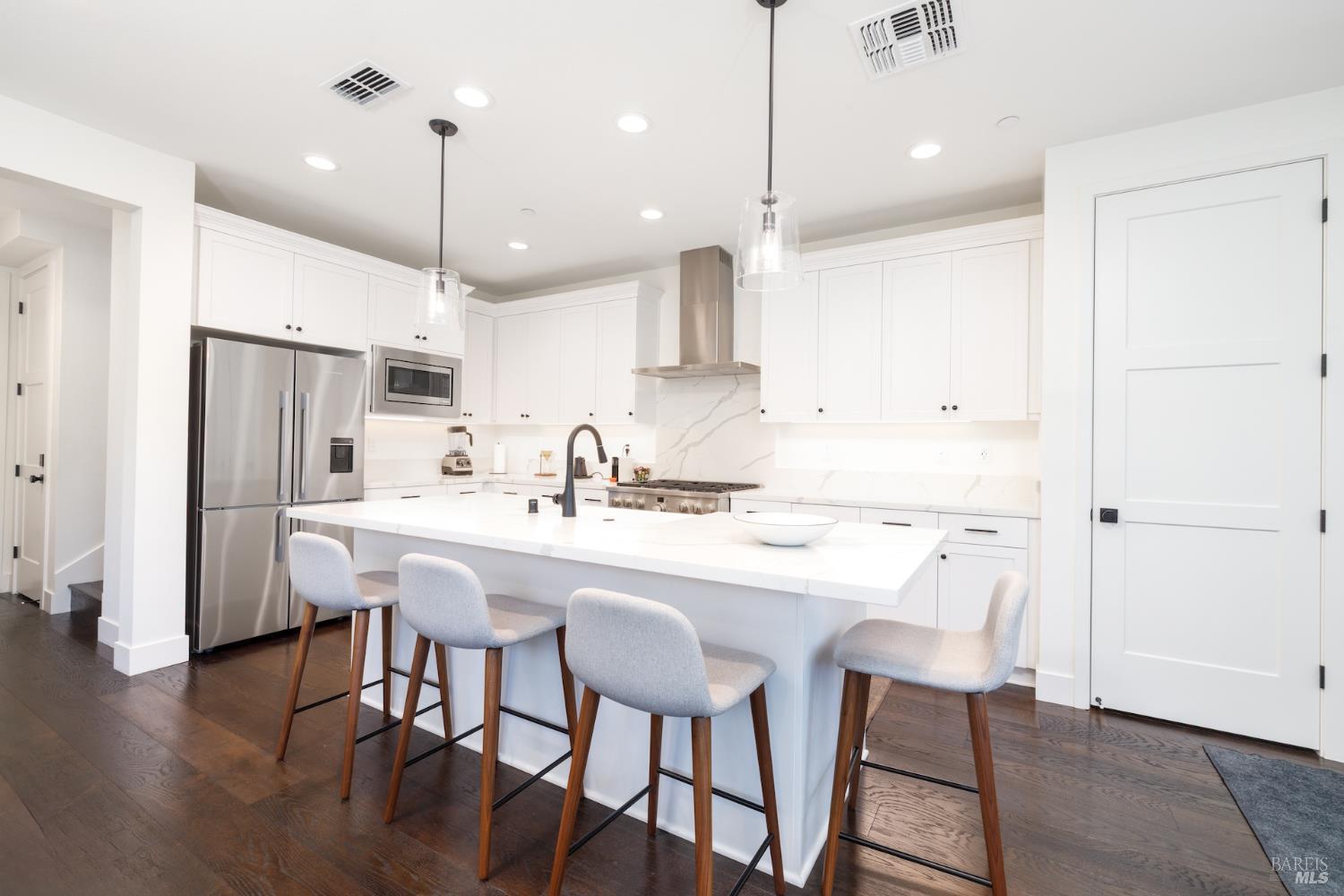 Detail Gallery Image 6 of 32 For 103 Chiquita Rd, Healdsburg,  CA 95448 - 3 Beds | 2/1 Baths