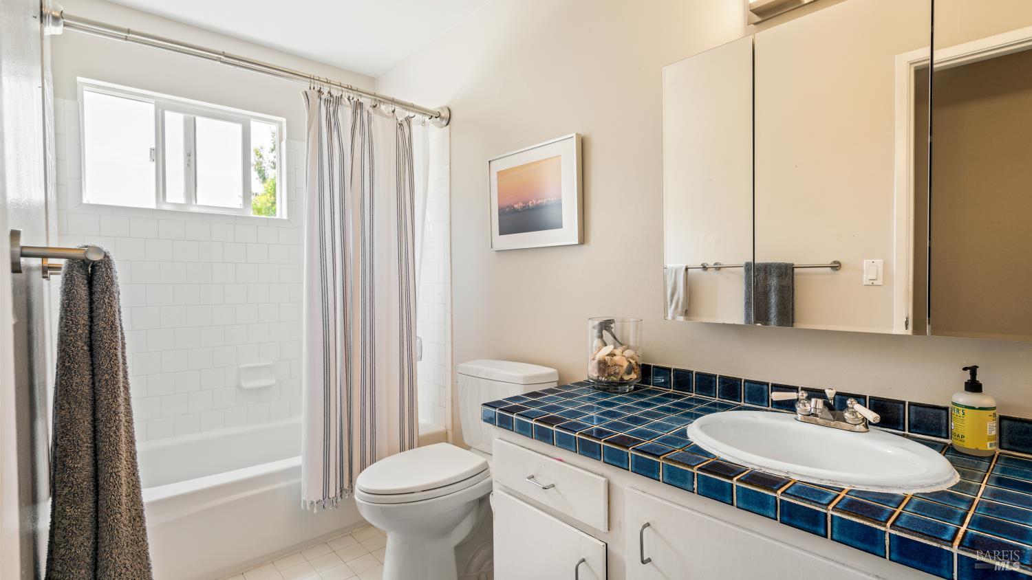 Detail Gallery Image 17 of 39 For 9 Endeavor Cv, Corte Madera,  CA 94925 - 3 Beds | 2/1 Baths