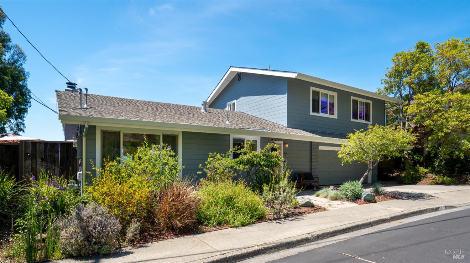 Detail Gallery Image 2 of 39 For 9 Endeavor Cv, Corte Madera,  CA 94925 - 3 Beds | 2/1 Baths