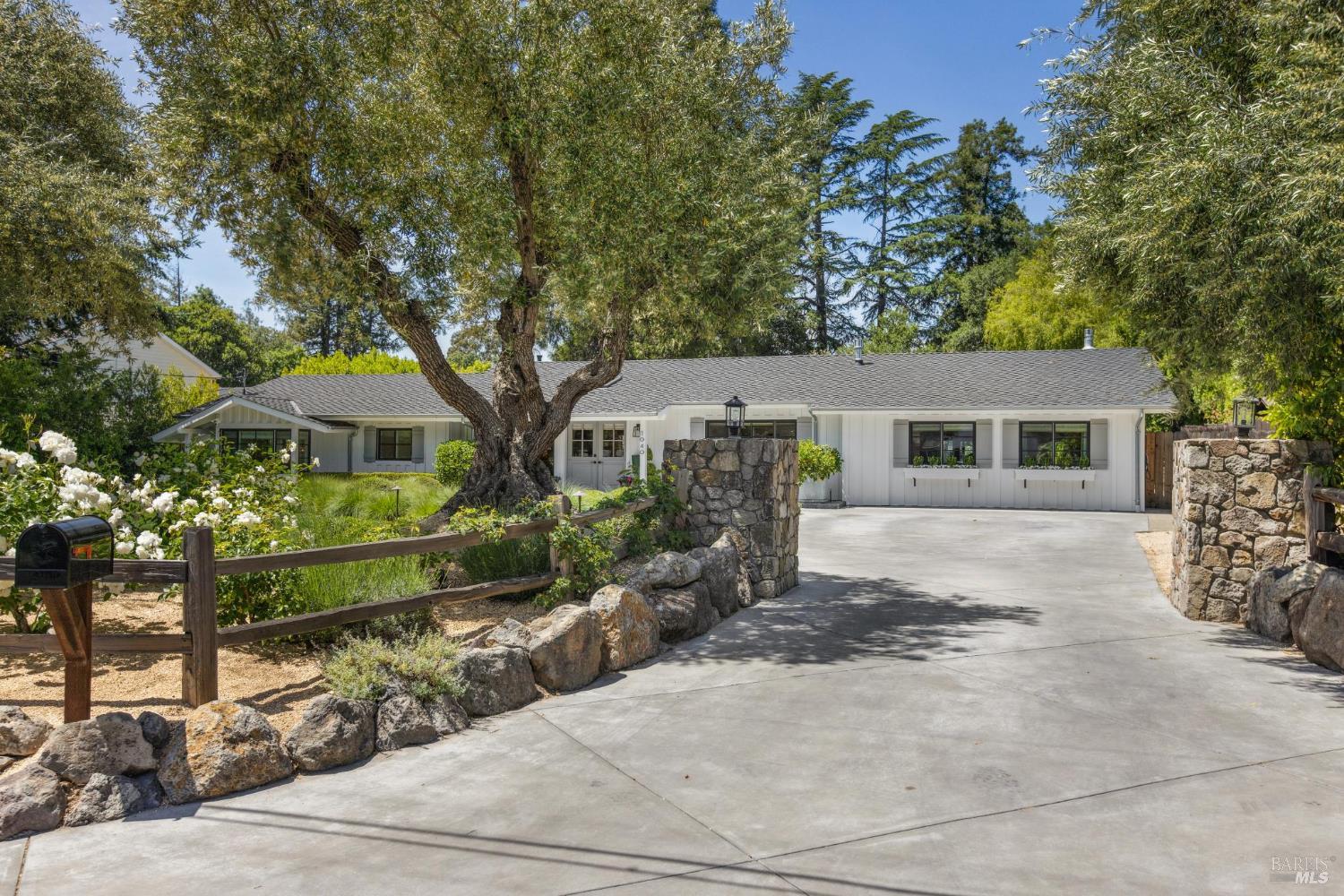 Detail Gallery Image 4 of 71 For 1040 Rose Dr, Napa,  CA 94558 - 5 Beds | 4 Baths