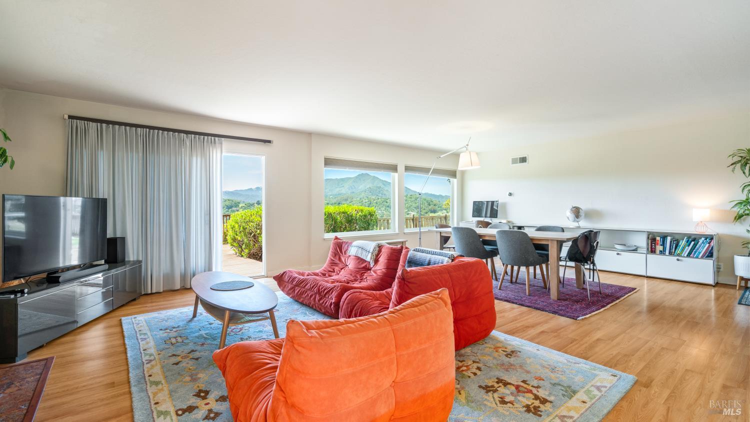 Detail Gallery Image 3 of 39 For 9 Endeavor Cv, Corte Madera,  CA 94925 - 3 Beds | 2/1 Baths