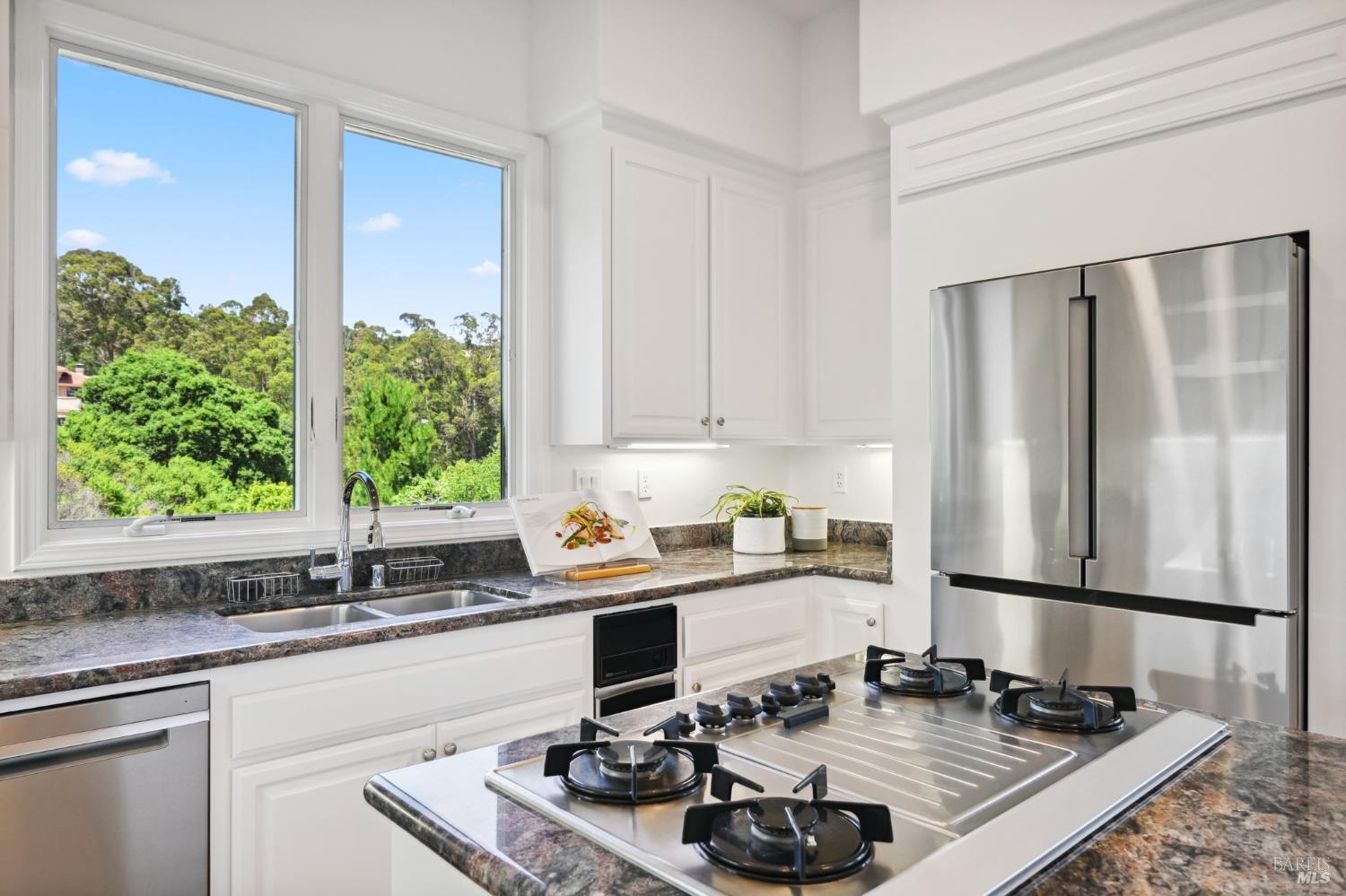 Detail Gallery Image 30 of 65 For 110 Monterey Dr, Tiburon,  CA 94920 - 5 Beds | 4/1 Baths