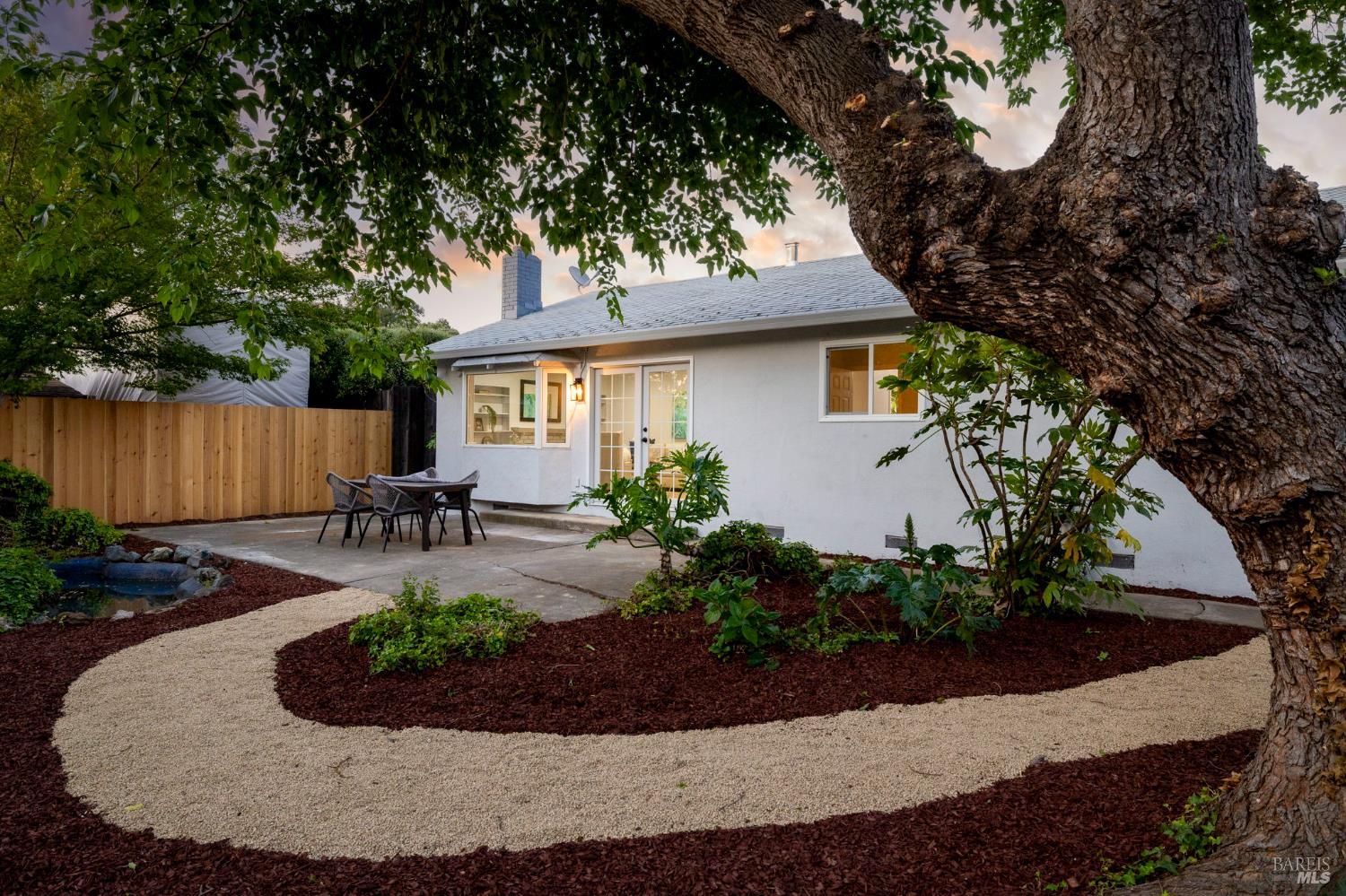 Detail Gallery Image 3 of 47 For 1007 Harold Ln, Healdsburg,  CA 95448 - 4 Beds | 2 Baths