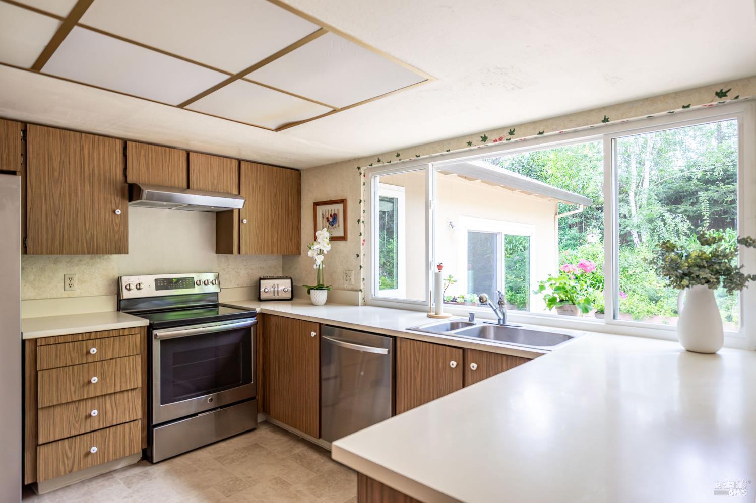 Detail Gallery Image 10 of 58 For 5313 San Luis Ave, Santa Rosa,  CA 95409 - 4 Beds | 2 Baths