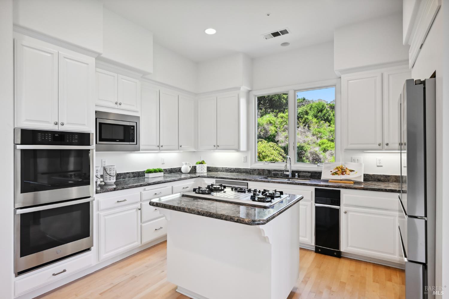Detail Gallery Image 27 of 65 For 110 Monterey Dr, Tiburon,  CA 94920 - 5 Beds | 4/1 Baths