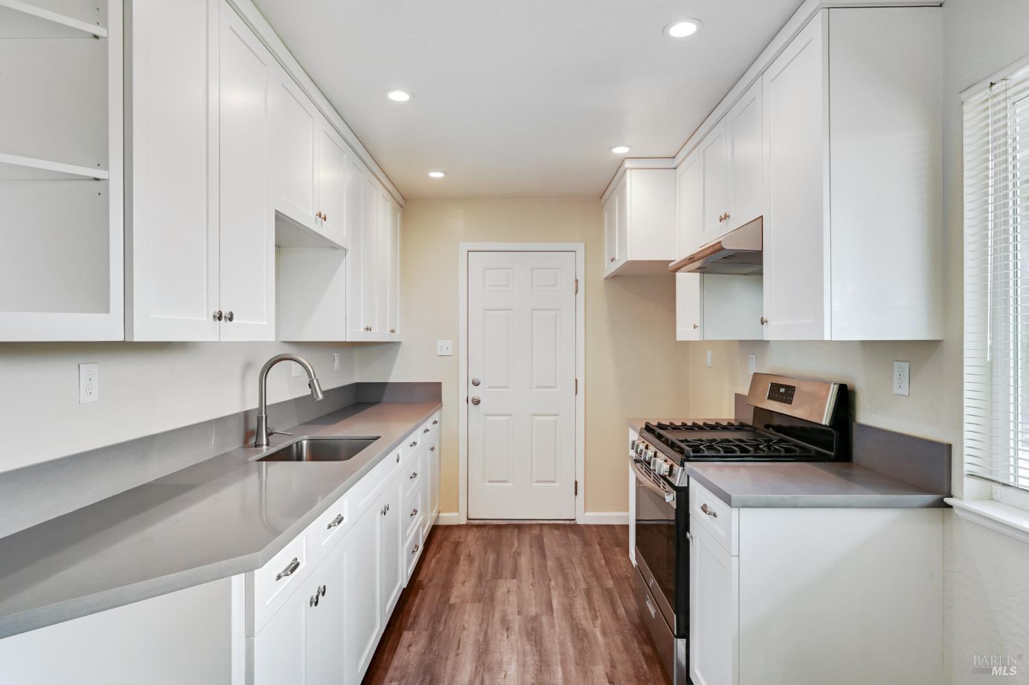 Detail Gallery Image 10 of 30 For 1313 Mcneil Ave, Petaluma,  CA 94954 - 3 Beds | 1 Baths