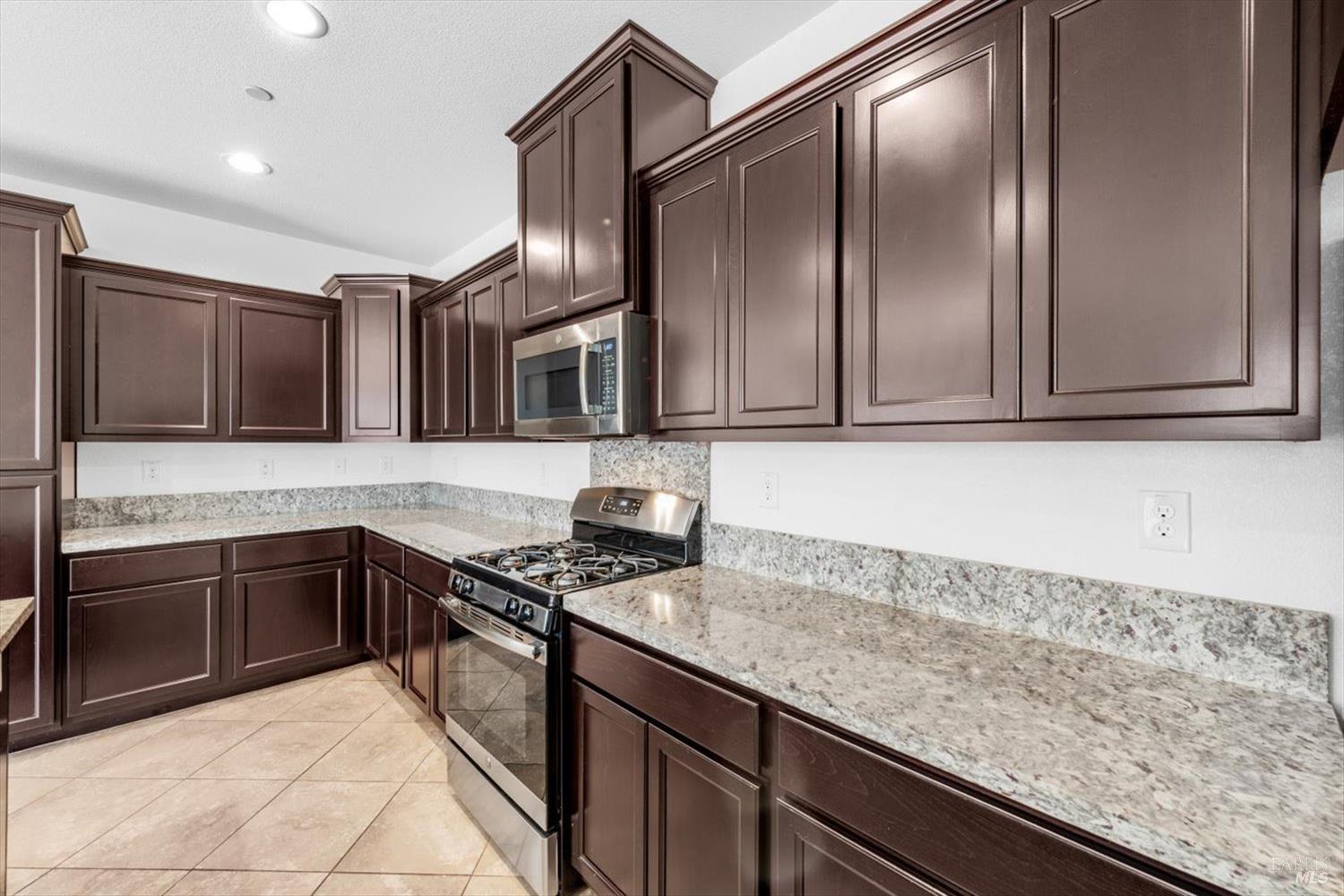 Detail Gallery Image 14 of 46 For 618 Sweet Pea St, Vacaville,  CA 95687 - 4 Beds | 3/1 Baths