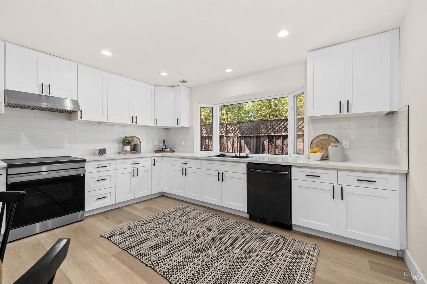 Detail Gallery Image 12 of 47 For 1007 Harold Ln, Healdsburg,  CA 95448 - 4 Beds | 2 Baths