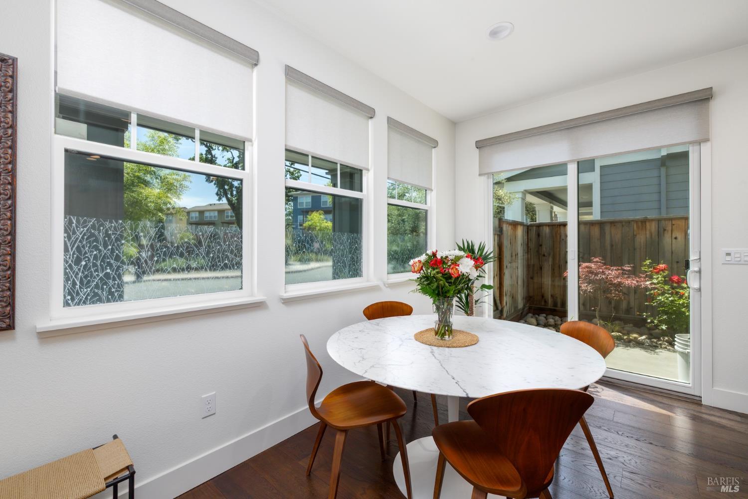 Detail Gallery Image 5 of 32 For 103 Chiquita Rd, Healdsburg,  CA 95448 - 3 Beds | 2/1 Baths