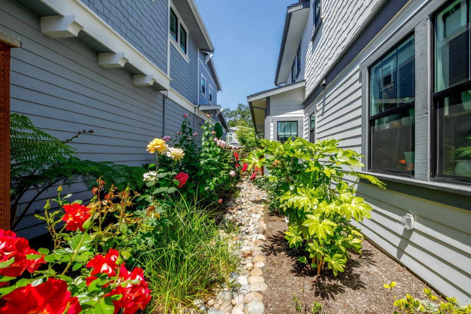 Detail Gallery Image 31 of 32 For 103 Chiquita Rd, Healdsburg,  CA 95448 - 3 Beds | 2/1 Baths