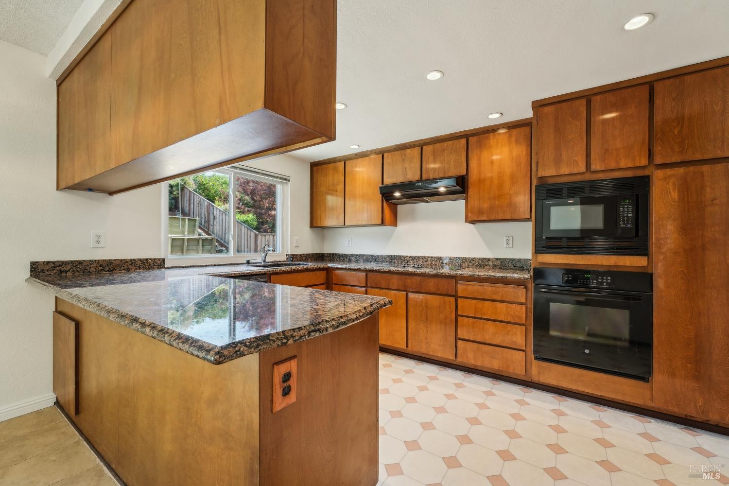 Detail Gallery Image 13 of 45 For 543 Sandy Way, Benicia,  CA 94510 - 4 Beds | 3 Baths