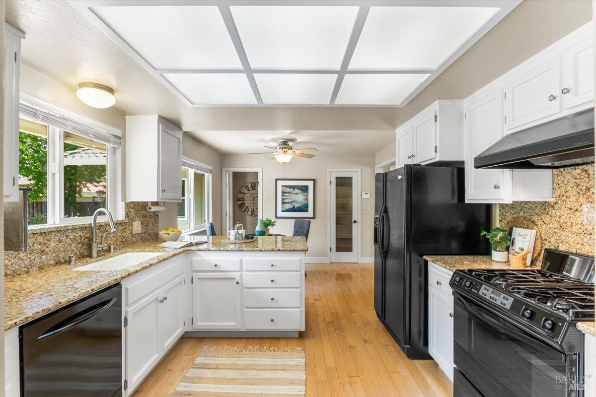 Detail Gallery Image 4 of 52 For 160 Moll Dr, Windsor,  CA 95492 - 3 Beds | 2 Baths