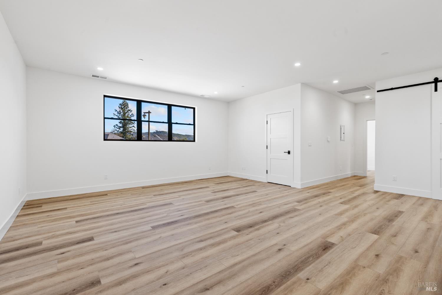 Detail Gallery Image 28 of 33 For 2012 Eagle Ct, Santa Rosa,  CA 95403 - 5 Beds | 4/1 Baths