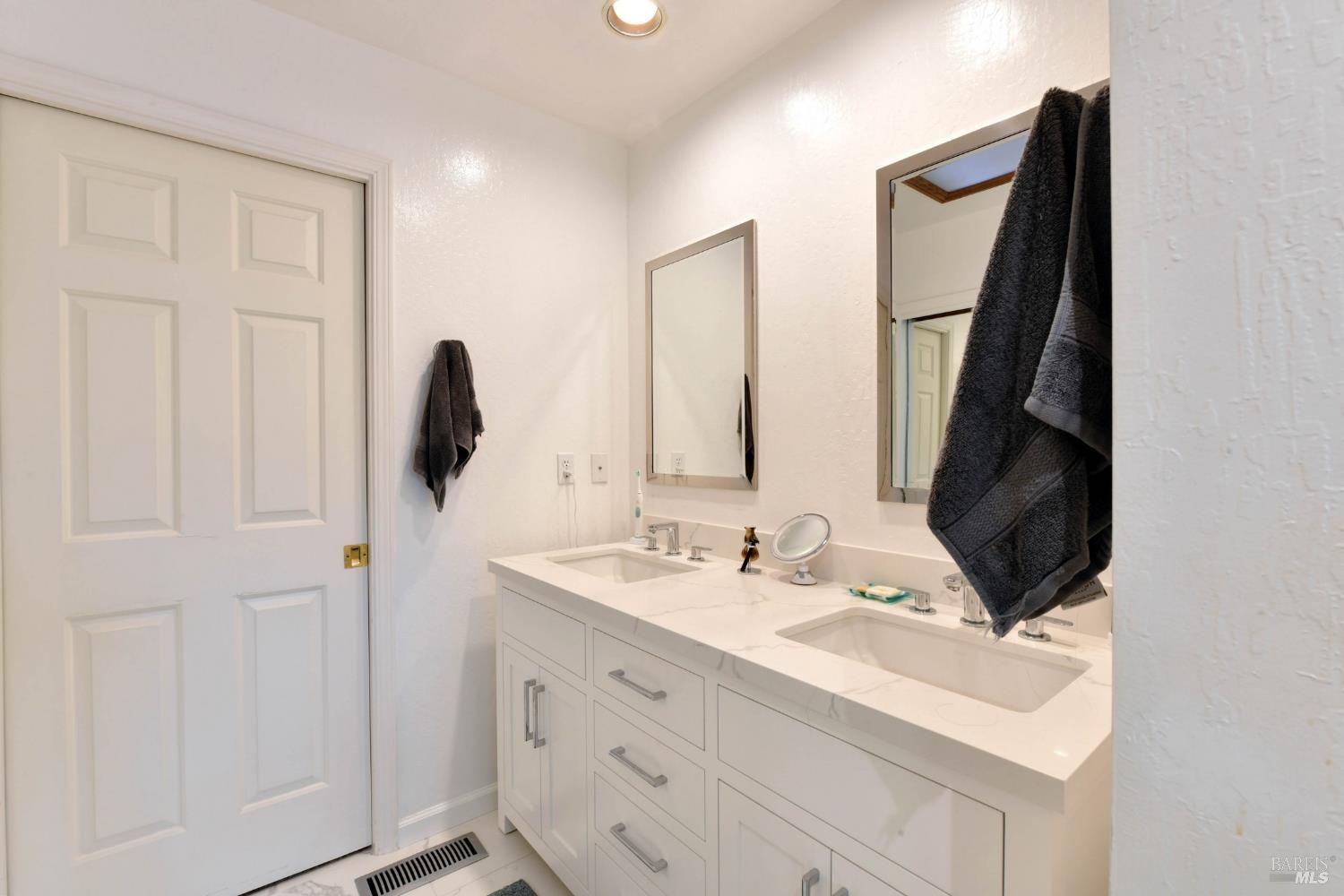 Detail Gallery Image 13 of 27 For 12 Greenfield Ct, Mill Valley,  CA 94941 - 4 Beds | 3/1 Baths