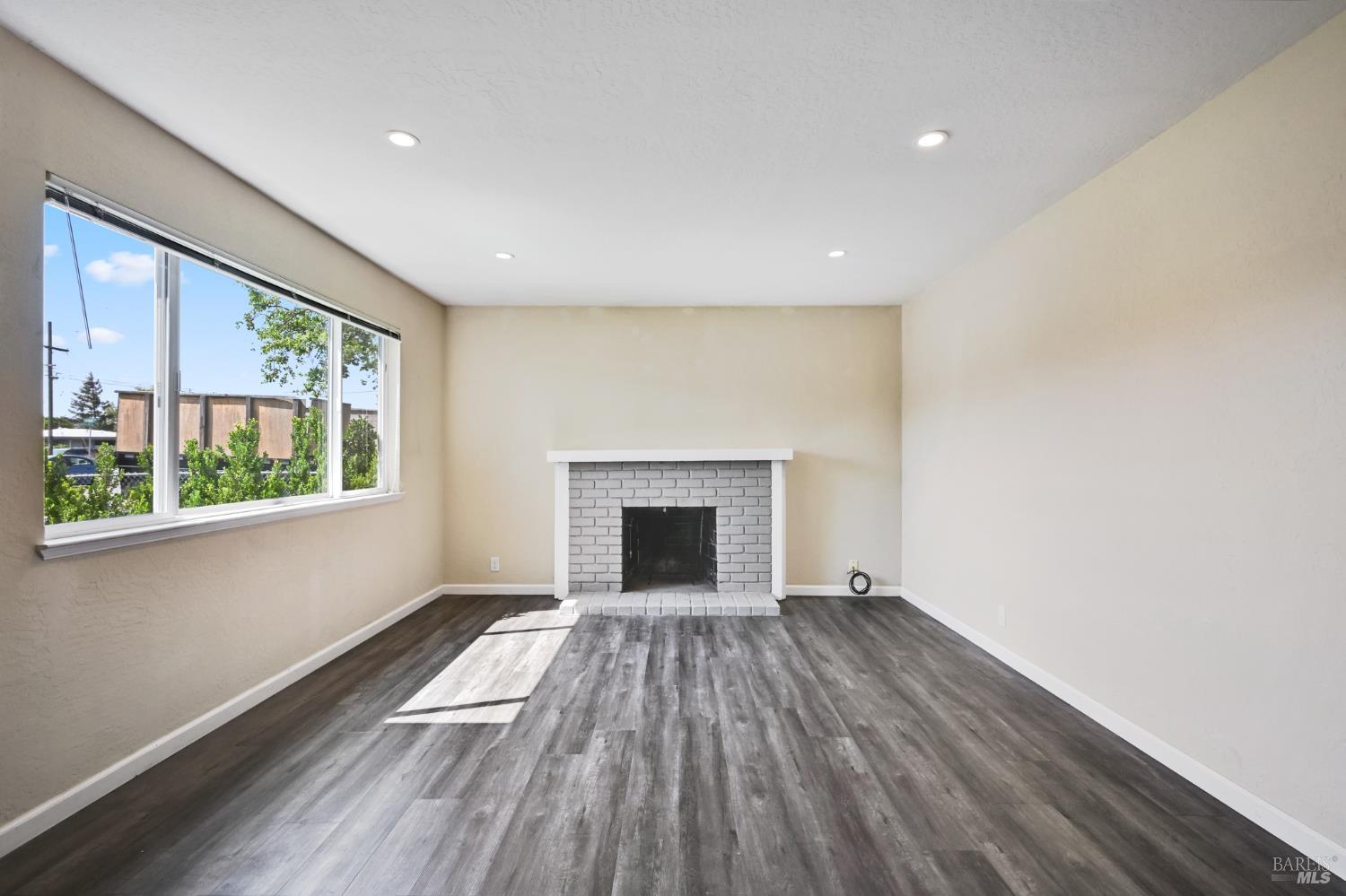 Detail Gallery Image 6 of 30 For 1313 Mcneil Ave, Petaluma,  CA 94954 - 3 Beds | 1 Baths