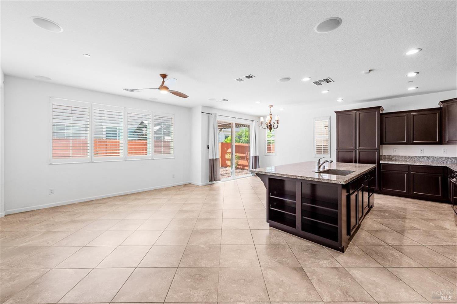 Detail Gallery Image 9 of 46 For 618 Sweet Pea St, Vacaville,  CA 95687 - 4 Beds | 3/1 Baths