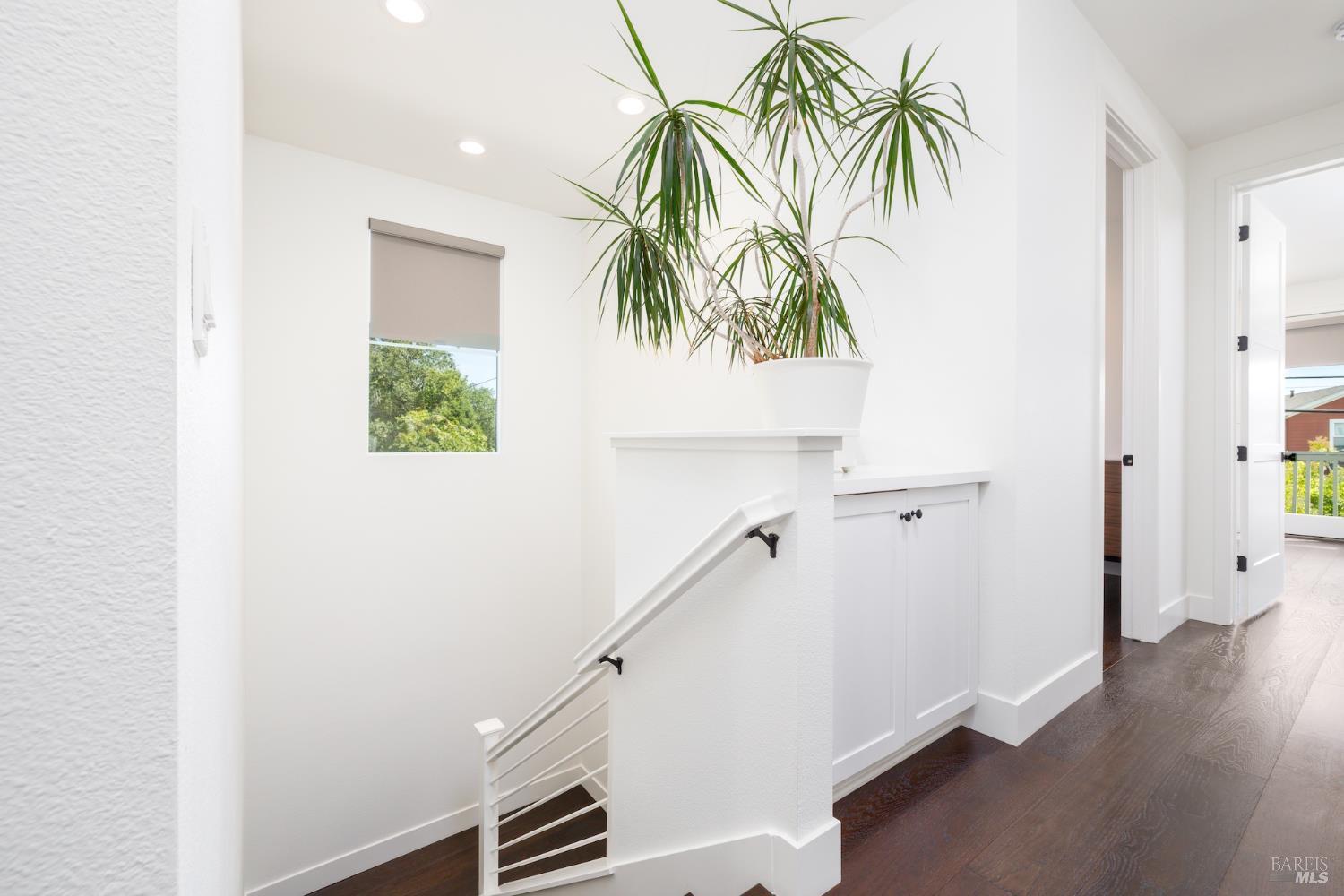 Detail Gallery Image 10 of 32 For 103 Chiquita Rd, Healdsburg,  CA 95448 - 3 Beds | 2/1 Baths
