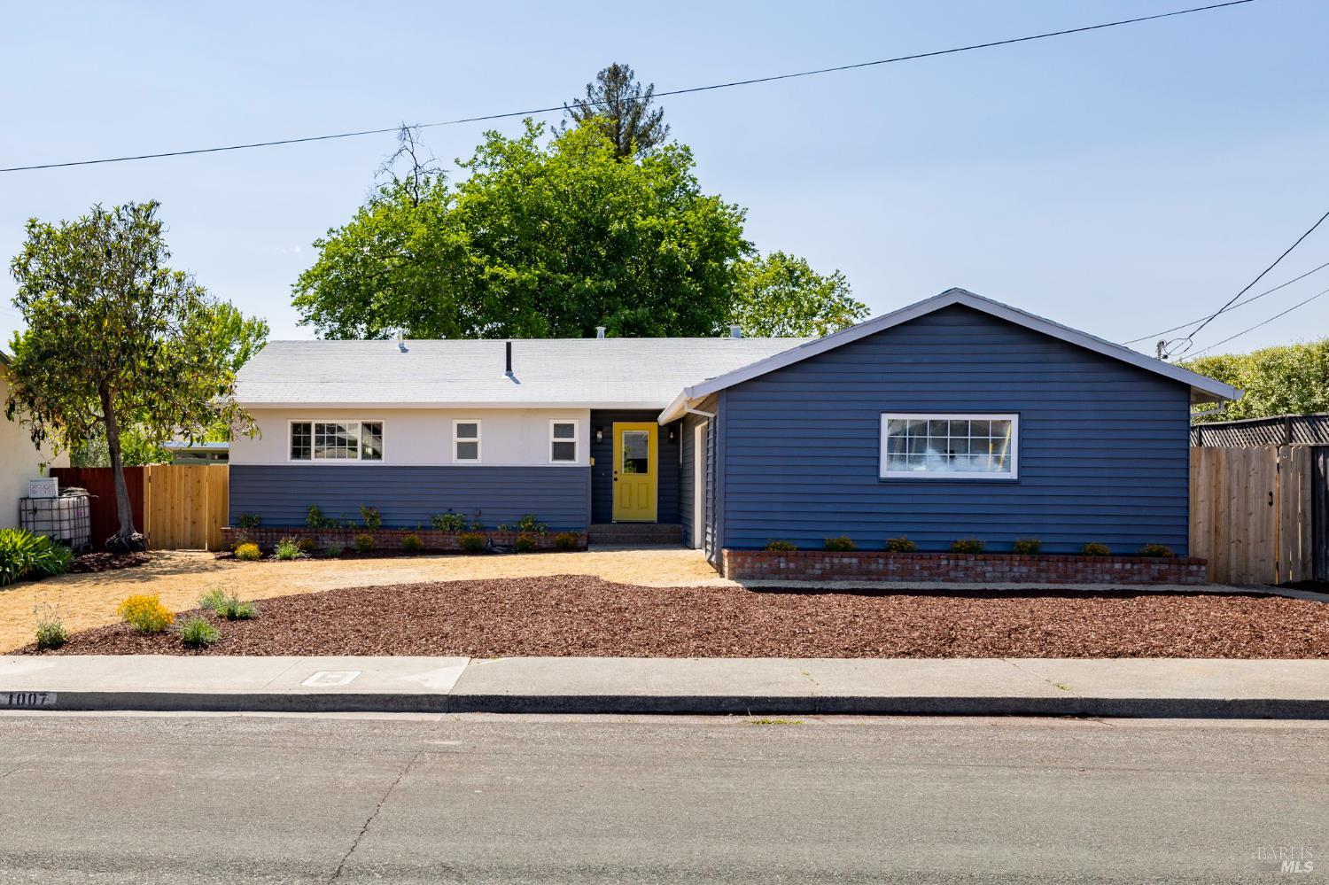 Detail Gallery Image 5 of 47 For 1007 Harold Ln, Healdsburg,  CA 95448 - 4 Beds | 2 Baths