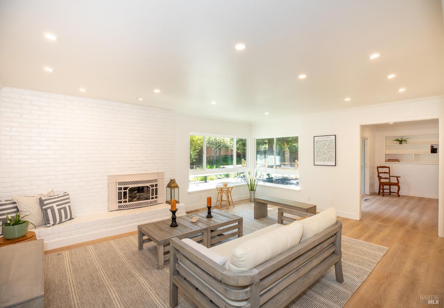 Detail Gallery Image 6 of 56 For 2055 Stonewood Dr, Santa Rosa,  CA 95404 - 3 Beds | 2 Baths