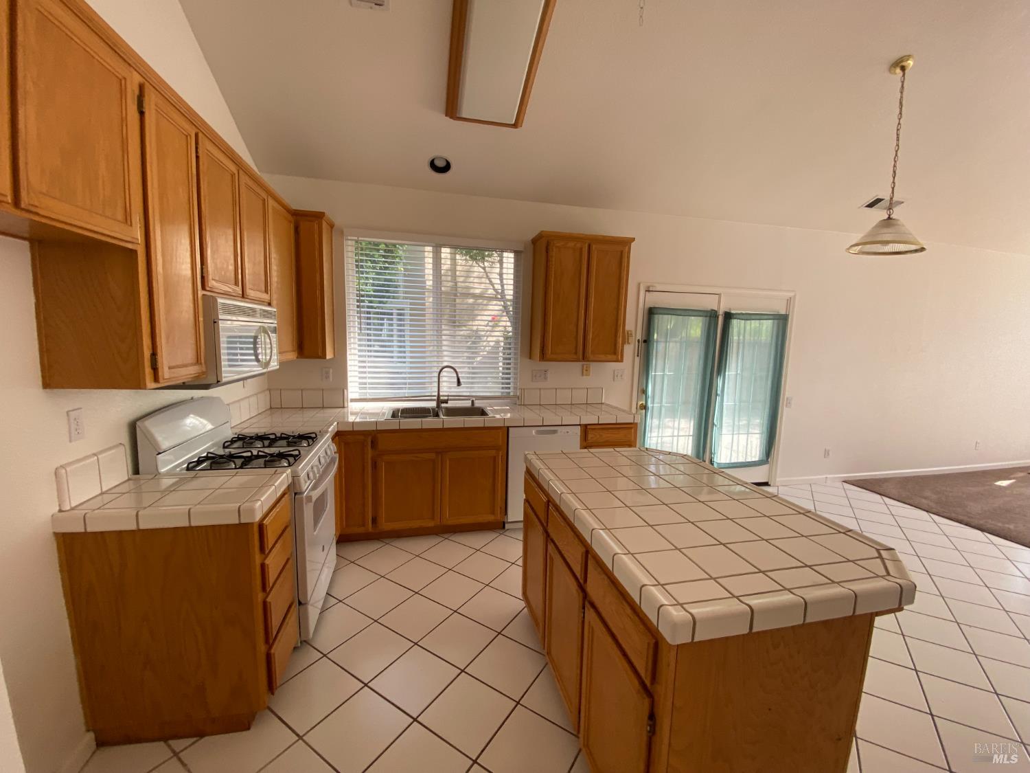 Detail Gallery Image 3 of 14 For 566 Versailles Ln, Fairfield,  CA 94534 - 3 Beds | 2/1 Baths