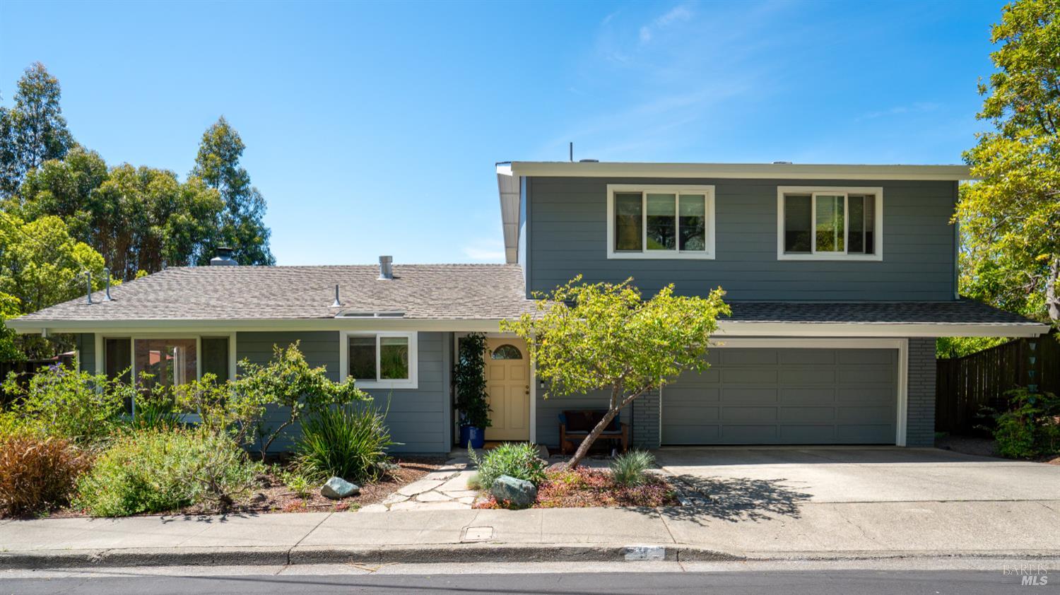 Detail Gallery Image 1 of 39 For 9 Endeavor Cv, Corte Madera,  CA 94925 - 3 Beds | 2/1 Baths