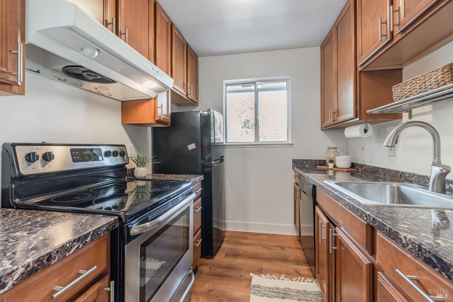 Detail Gallery Image 8 of 31 For 64 Los Padres Cir, Novato,  CA 94947 - 2 Beds | 1 Baths