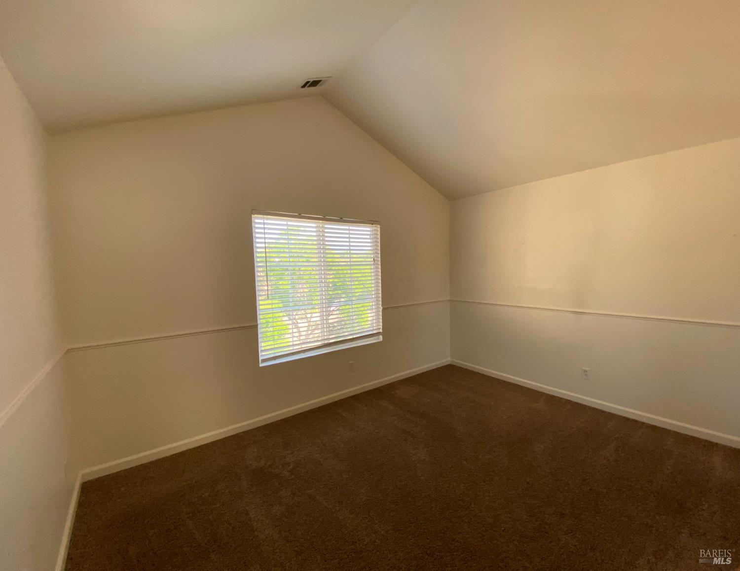 Detail Gallery Image 5 of 14 For 566 Versailles Ln, Fairfield,  CA 94534 - 3 Beds | 2/1 Baths
