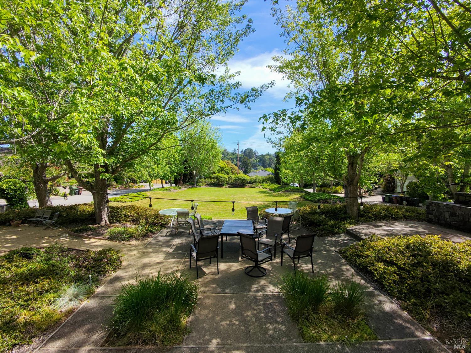 Detail Gallery Image 2 of 27 For 12 Greenfield Ct, Mill Valley,  CA 94941 - 4 Beds | 3/1 Baths