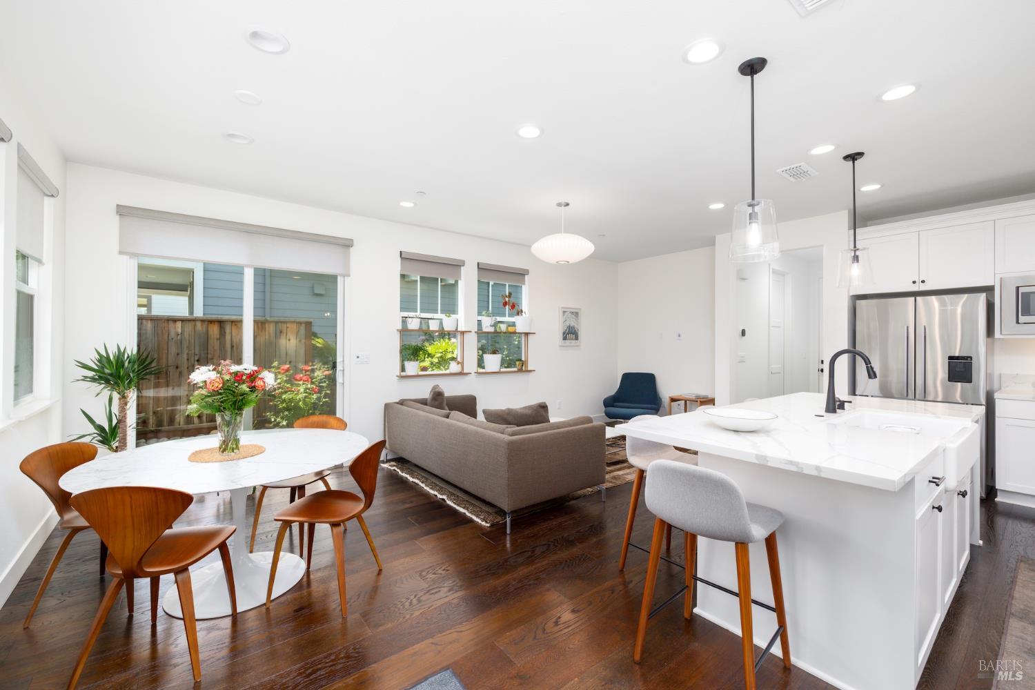 Detail Gallery Image 3 of 32 For 103 Chiquita Rd, Healdsburg,  CA 95448 - 3 Beds | 2/1 Baths