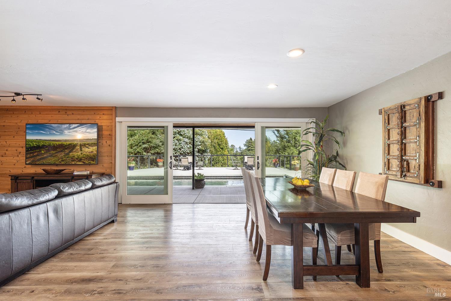 Detail Gallery Image 11 of 64 For 10505 Cherry Ridge Rd, Sebastopol,  CA 95472 - 3 Beds | 3/1 Baths