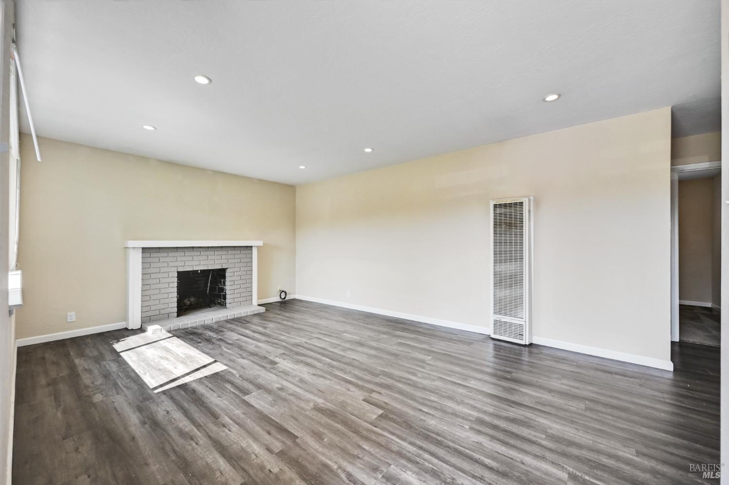 Detail Gallery Image 5 of 30 For 1313 Mcneil Ave, Petaluma,  CA 94954 - 3 Beds | 1 Baths