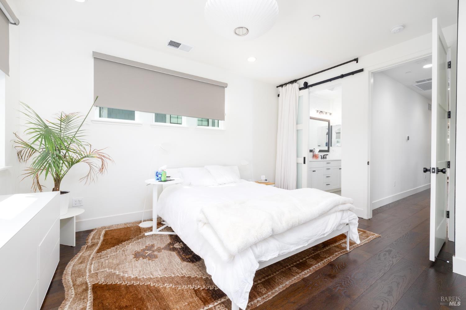 Detail Gallery Image 13 of 32 For 103 Chiquita Rd, Healdsburg,  CA 95448 - 3 Beds | 2/1 Baths