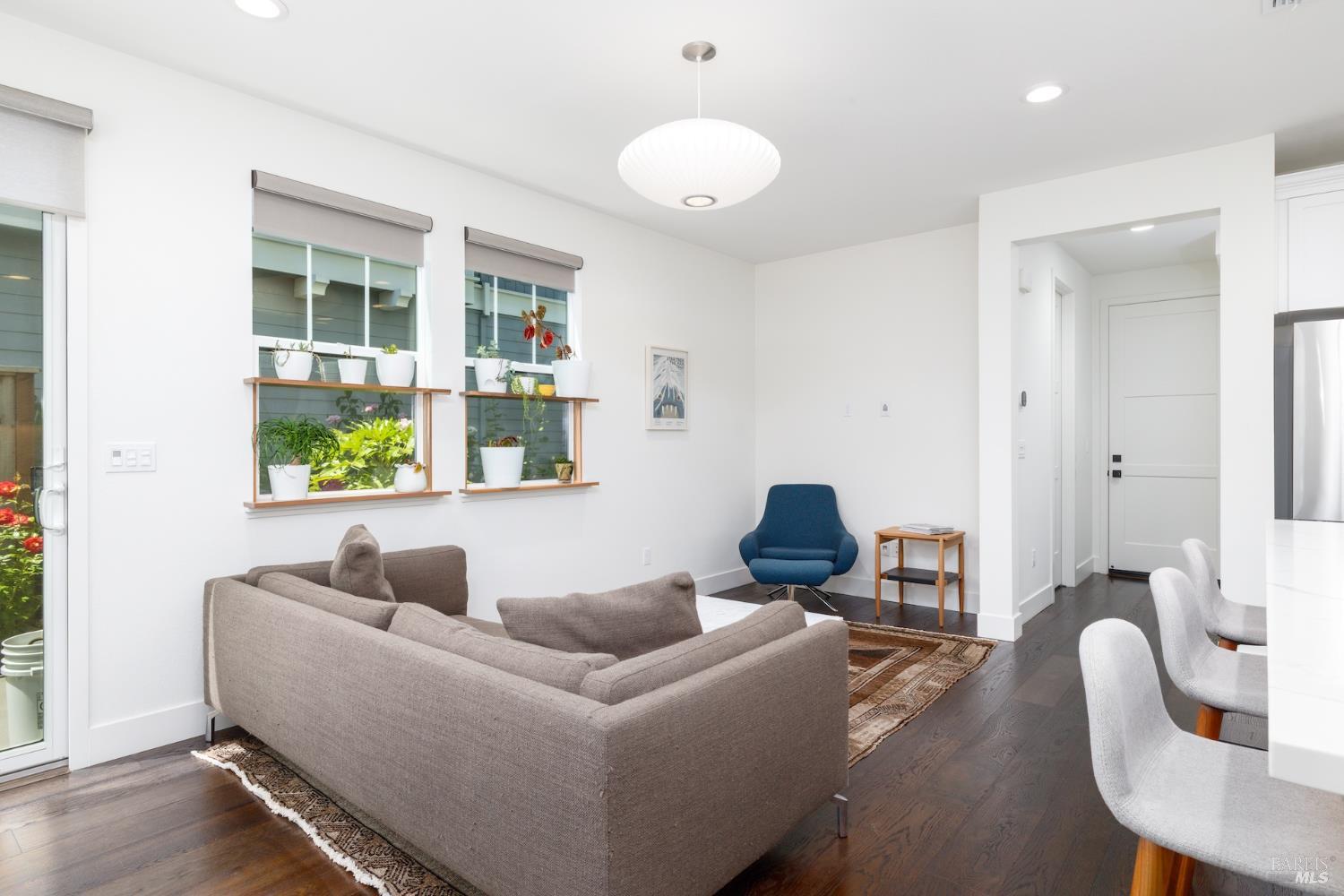 Detail Gallery Image 4 of 32 For 103 Chiquita Rd, Healdsburg,  CA 95448 - 3 Beds | 2/1 Baths