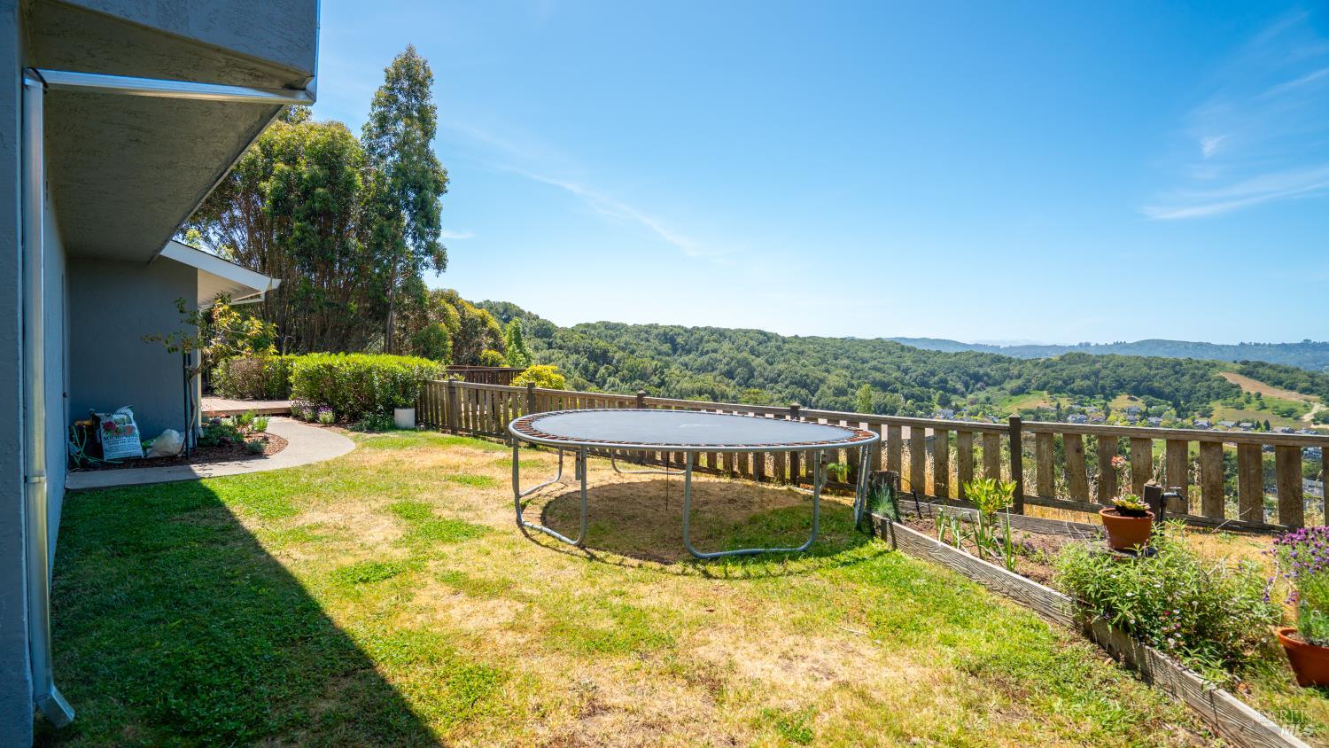 Detail Gallery Image 27 of 39 For 9 Endeavor Cv, Corte Madera,  CA 94925 - 3 Beds | 2/1 Baths