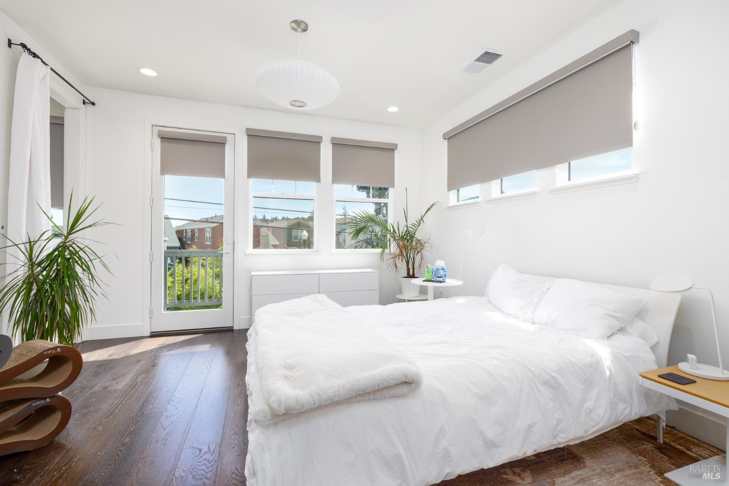 Detail Gallery Image 11 of 32 For 103 Chiquita Rd, Healdsburg,  CA 95448 - 3 Beds | 2/1 Baths