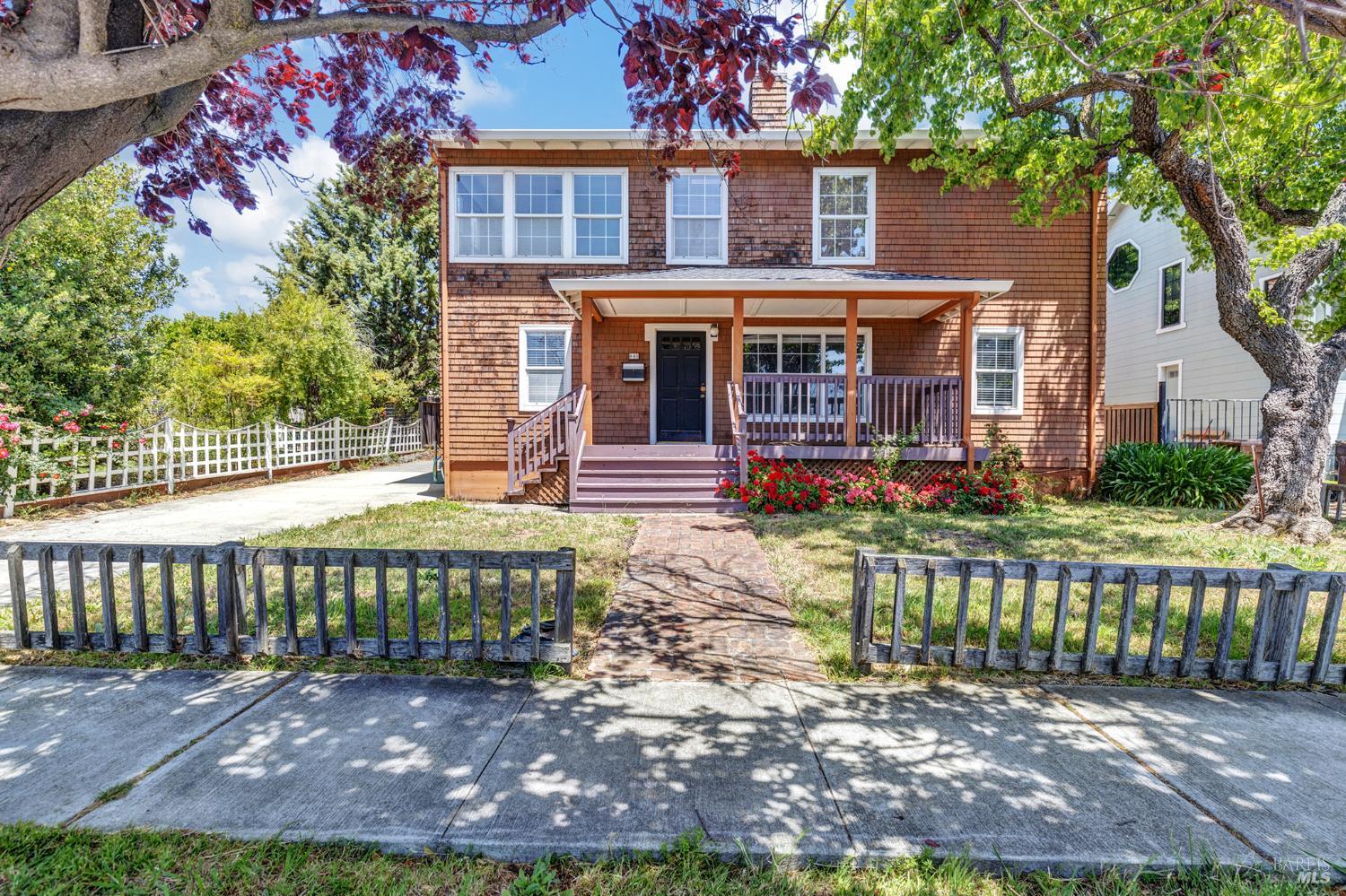 Detail Gallery Image 3 of 45 For 845 W K St, Benicia,  CA 94510 - 3 Beds | 2 Baths